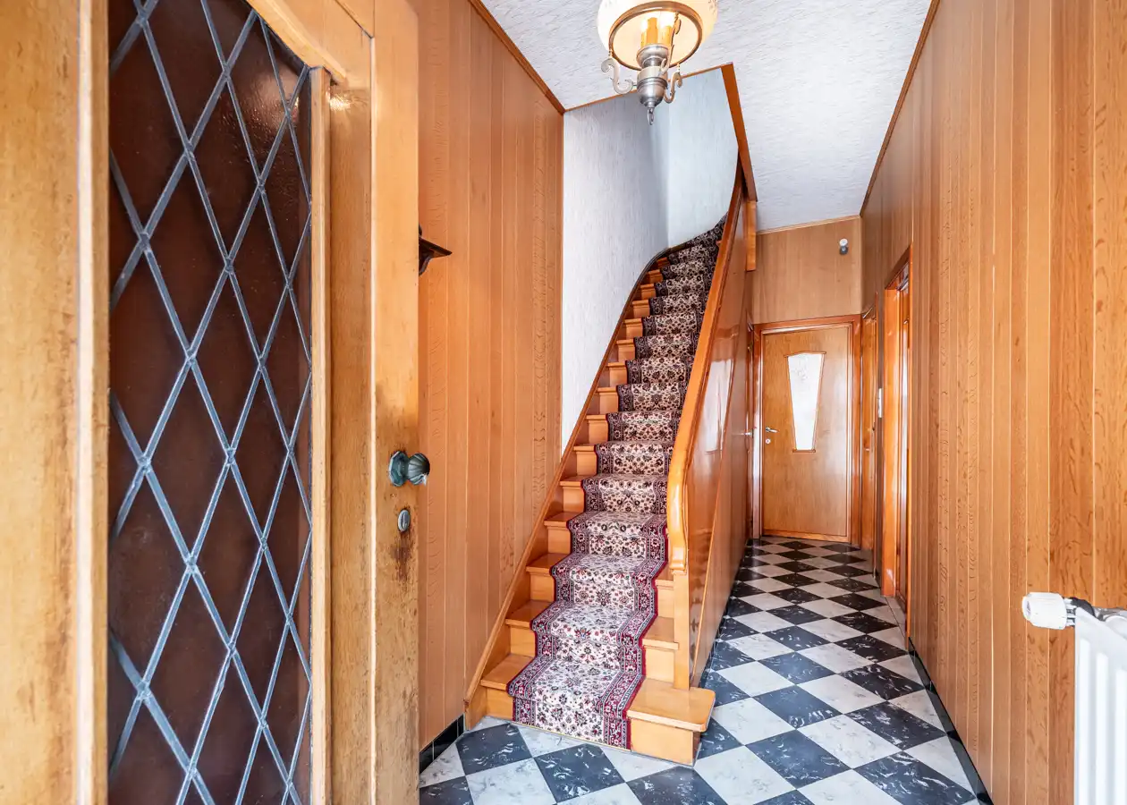 Te renoveren woning met zonnige stadstuin en veel potentieel foto 2