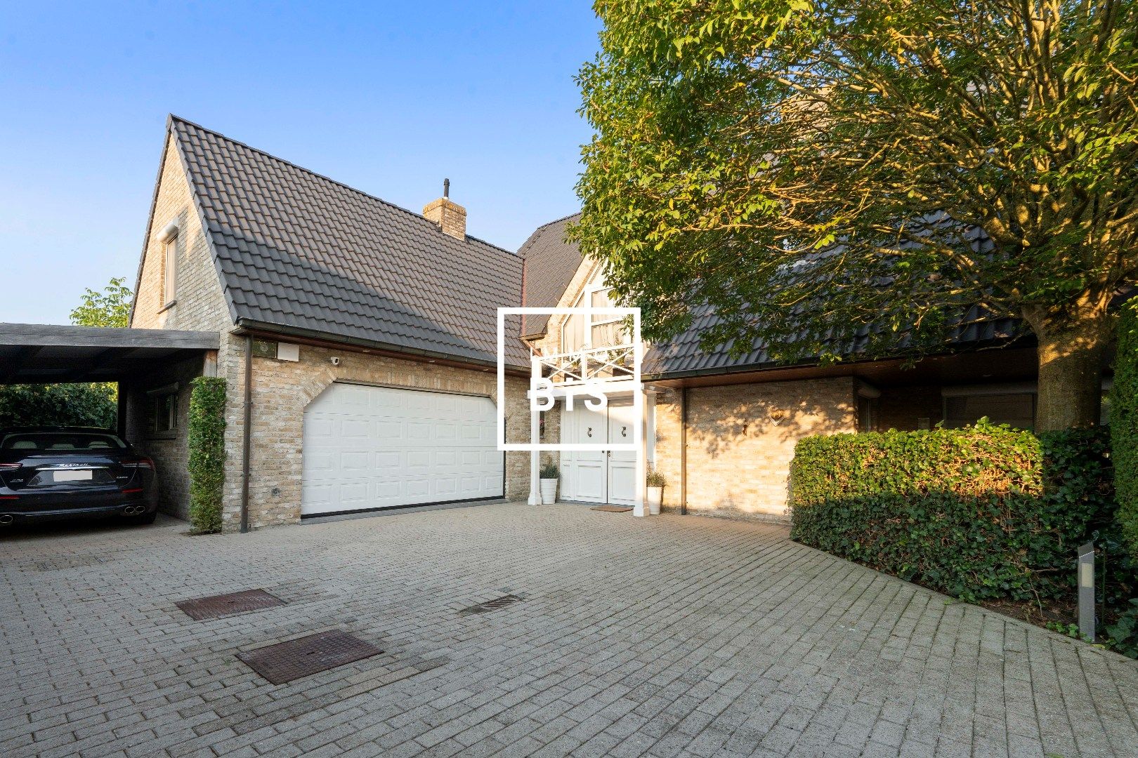 Alleenstaande villa met perfect georiënteerde tuin foto {{pictureIndex}}