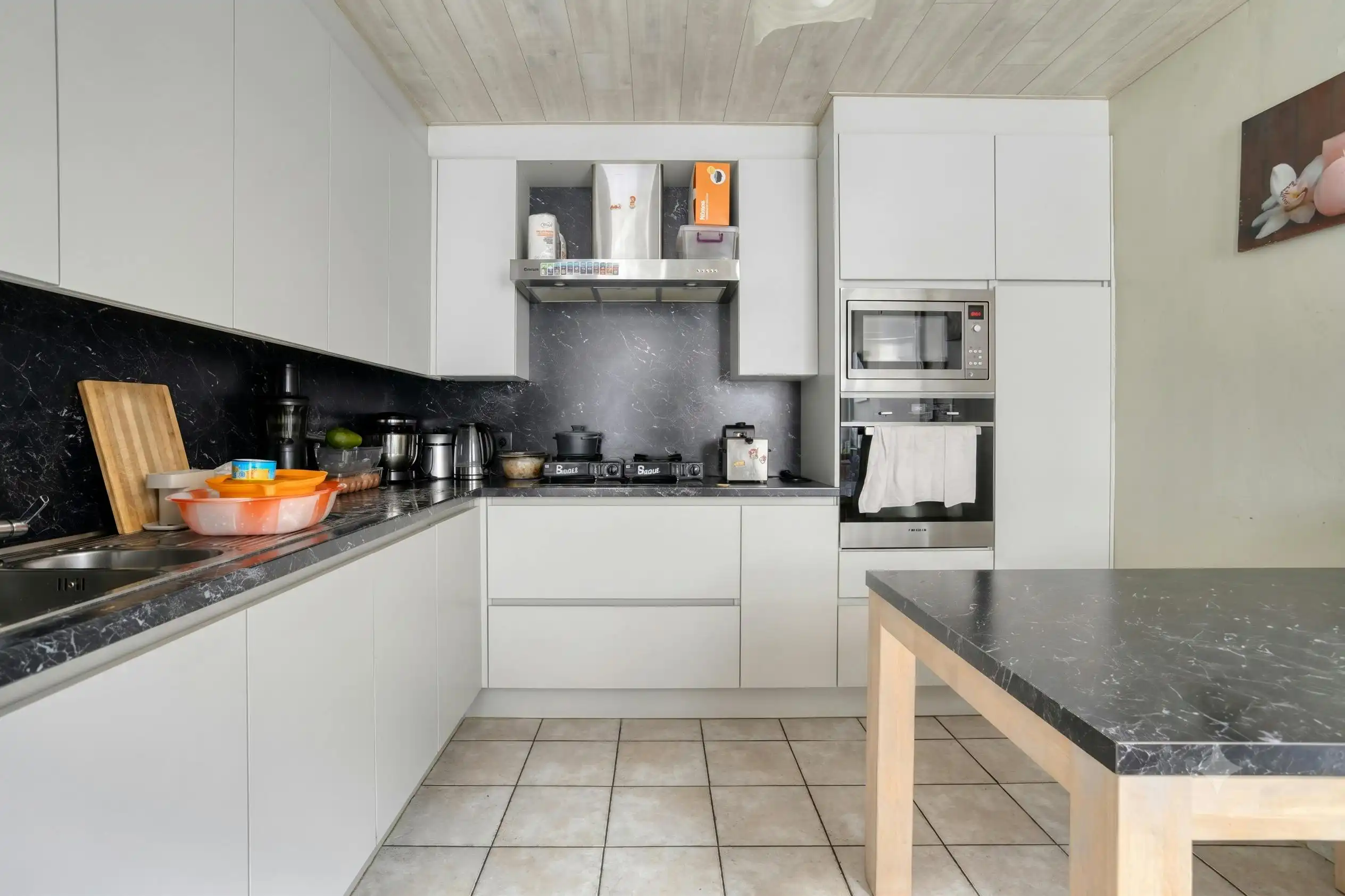 Een ruim huis vol potentieel te koop in Izegem foto 3
