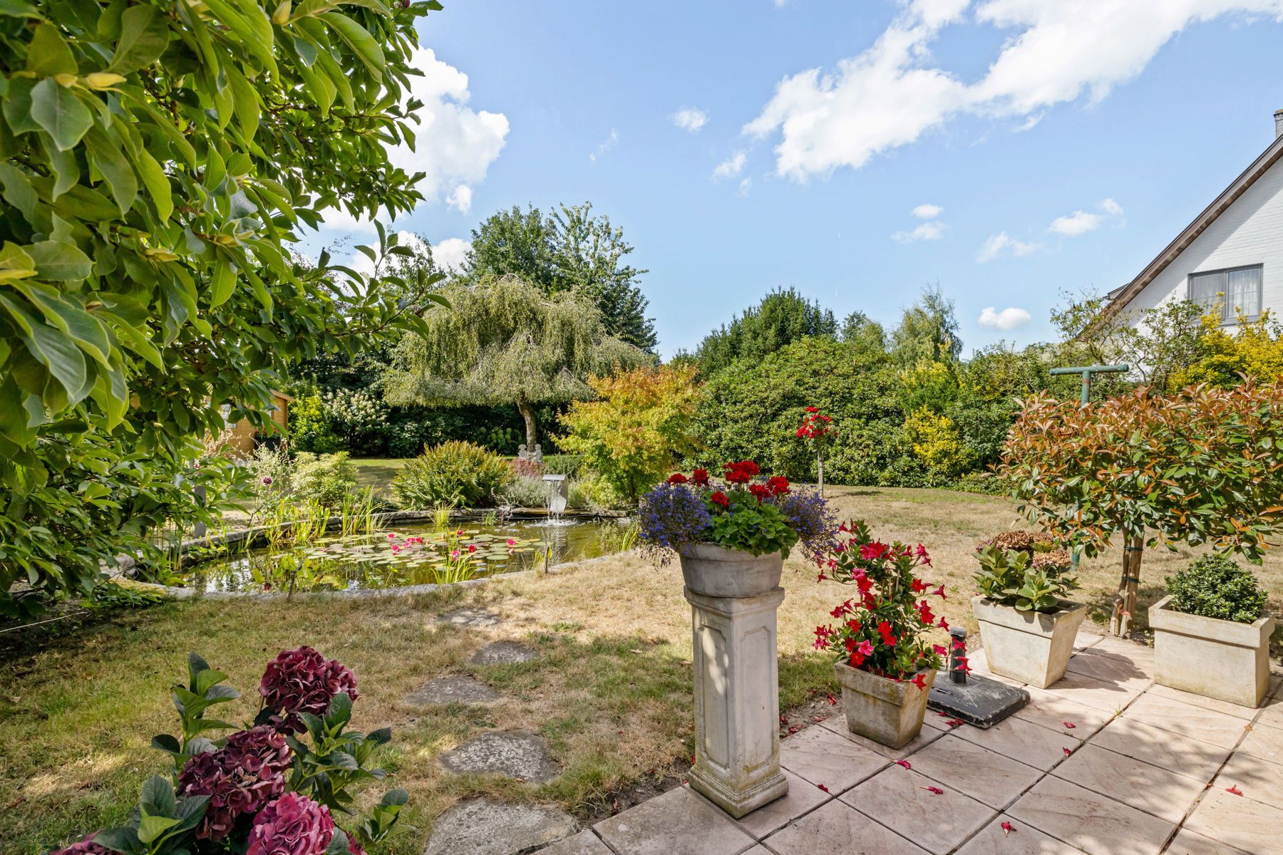 Uitstekend onderhouden villa met mooie tuin en garage foto 3