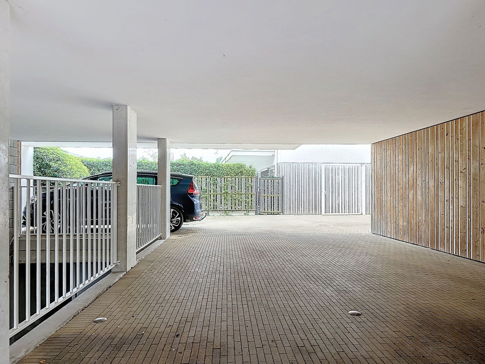 Twee centraal gelegen buitenparkeerplaatsen foto 5