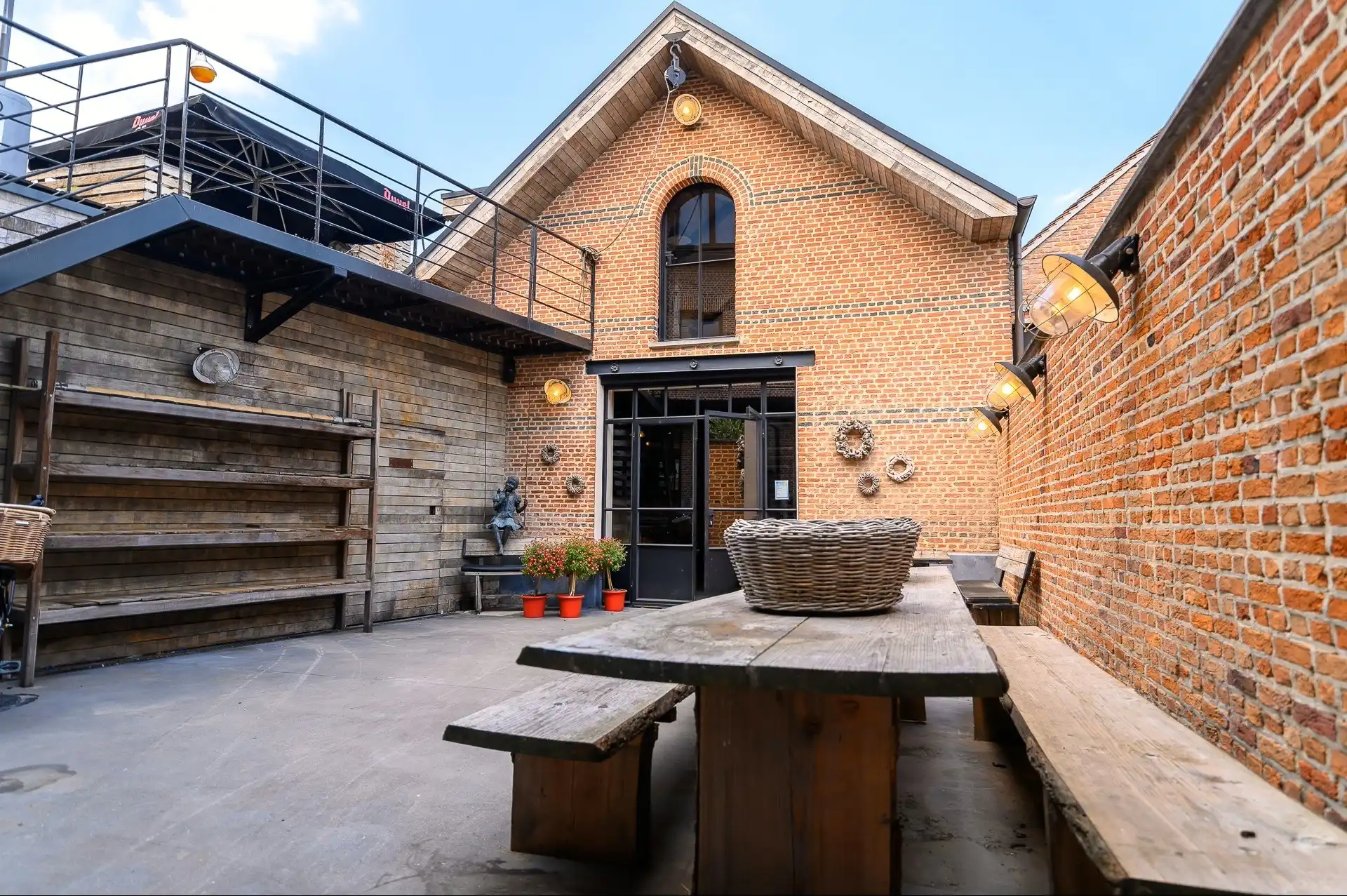 Instapklare handelsruimte van ca. 138 m² met een uitzonderlijk aangelegd terras van ca. 150 m², centraal gelegen in Reet. foto 2