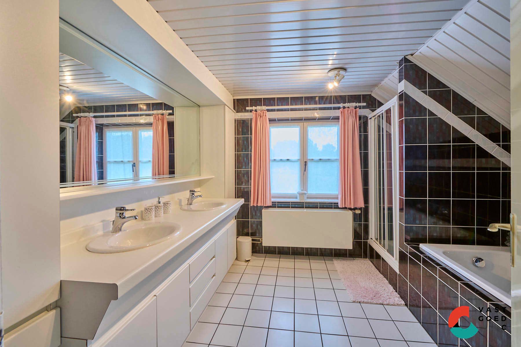 Ruime gezinswoning omringd door groen op een perceel met vrij uitzicht foto 19