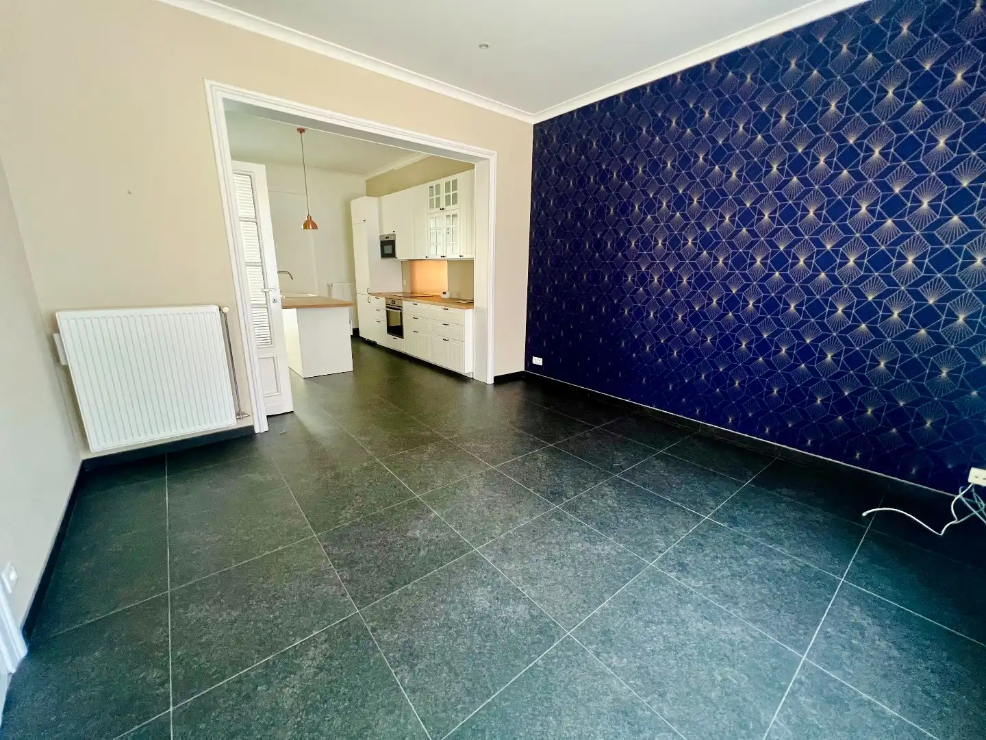 Gerenoveerde rijwoning met 2 slpks, poyvalente zolderruimte, terras en autostaanplaats foto 5