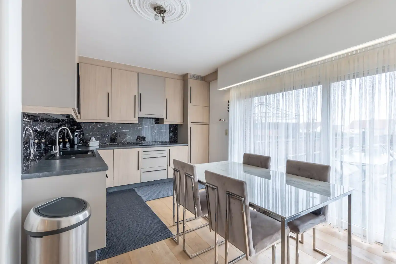 Modern en comfortabel gerenoveerd appartement op de eerste verdieping in het centrum van Neeroeteren foto 12