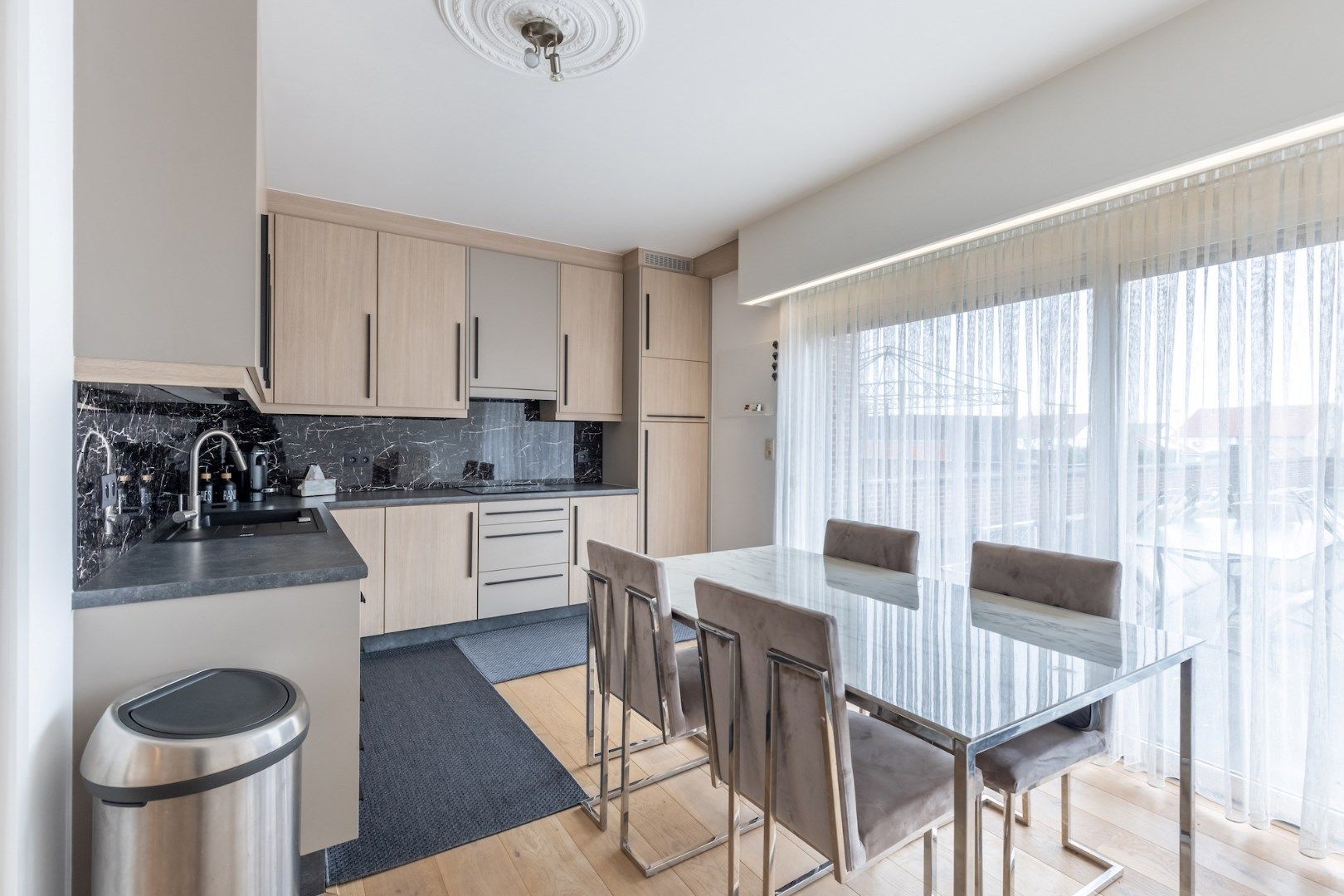 Modern en comfortabel gerenoveerd appartement op de eerste verdieping in het centrum van Neeroeteren foto 12