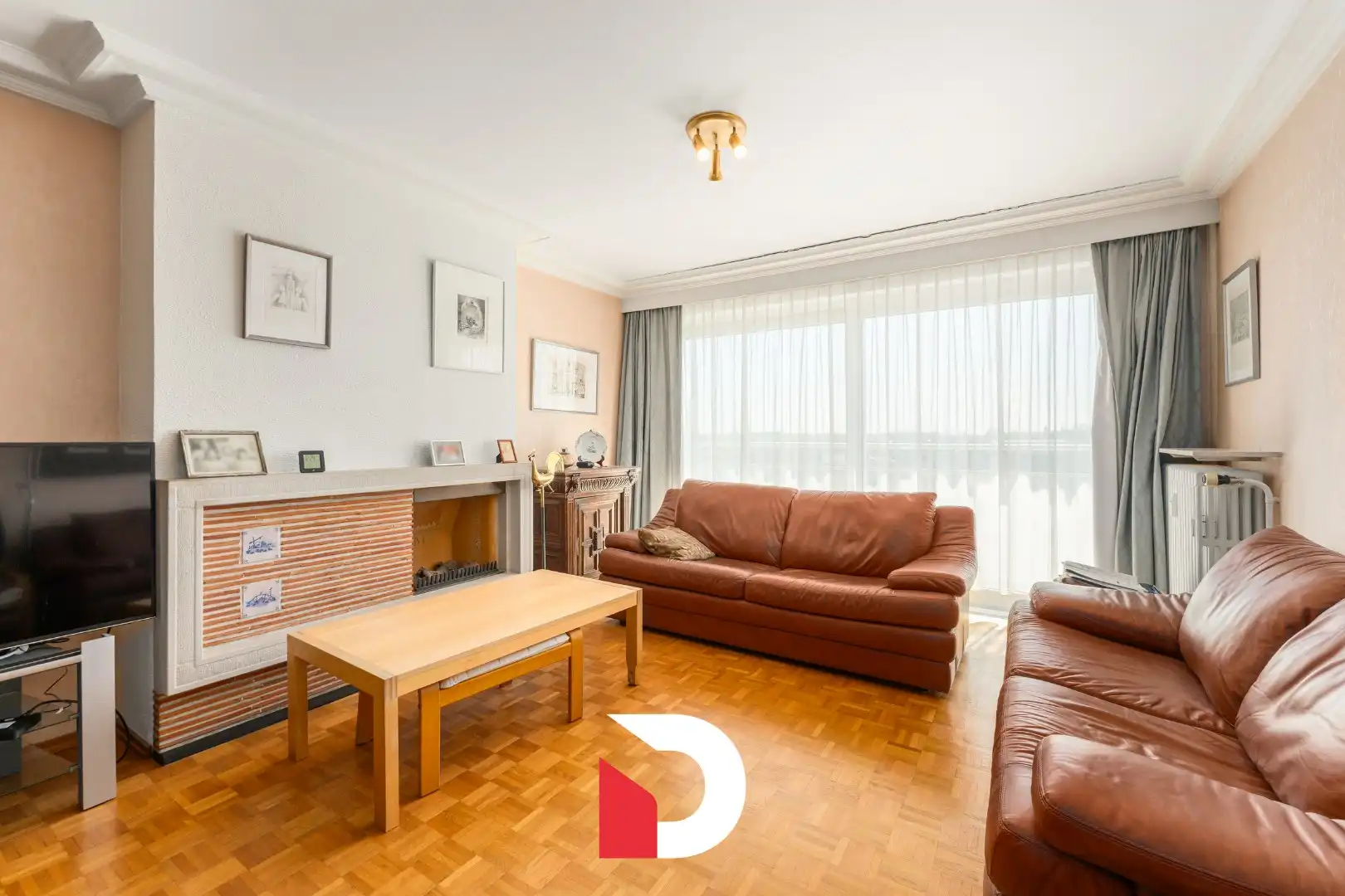 Aangenaam en lichtrijk app. op 5de verdiep met 2 slk.'ers op een toplocatie nabij het centrum van Brugge. foto 4