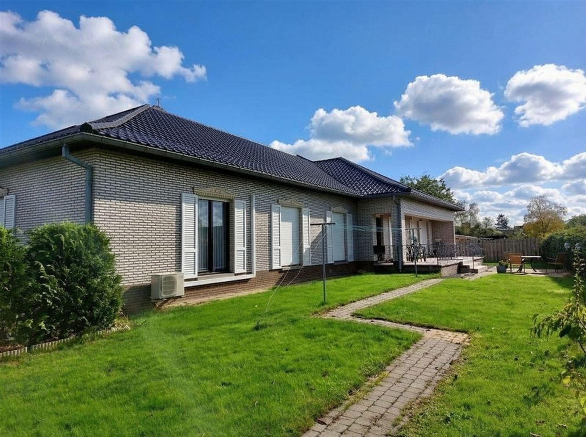 Zeer ruime villa (483 m²) op 16a48ca in Dilsen-Stokkem, goed onderhouden en vol potentieel om te transformeren tot uw hedendaagse droomwoning. foto 38