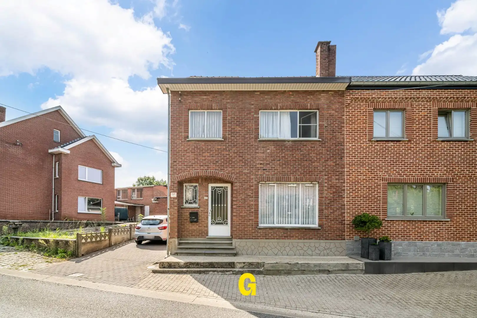 Grondig te renoveren woning met degelijke structuur en ruime tuin op 10a 67ca, met weids zicht op de achtergelegen glooiende groene omgeving foto 2