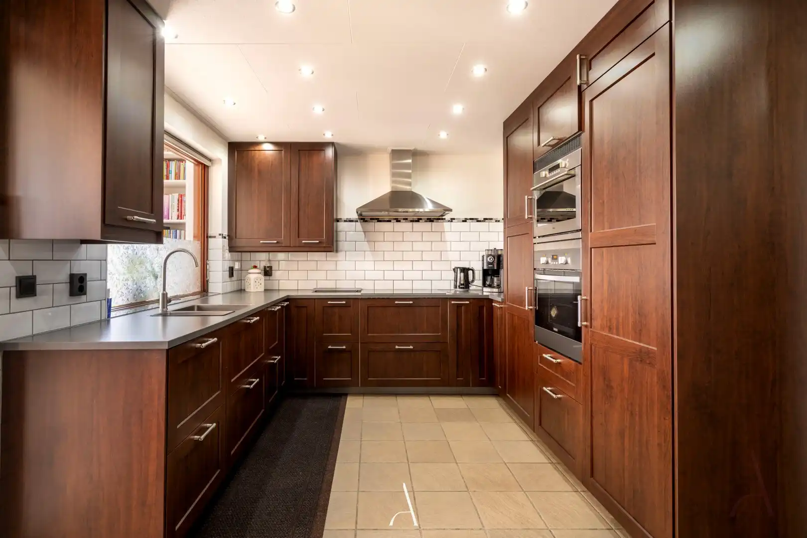 Instapklare gezinswoning met verwarmd zwembad en levensbestendige indeling op 840 m² foto 8
