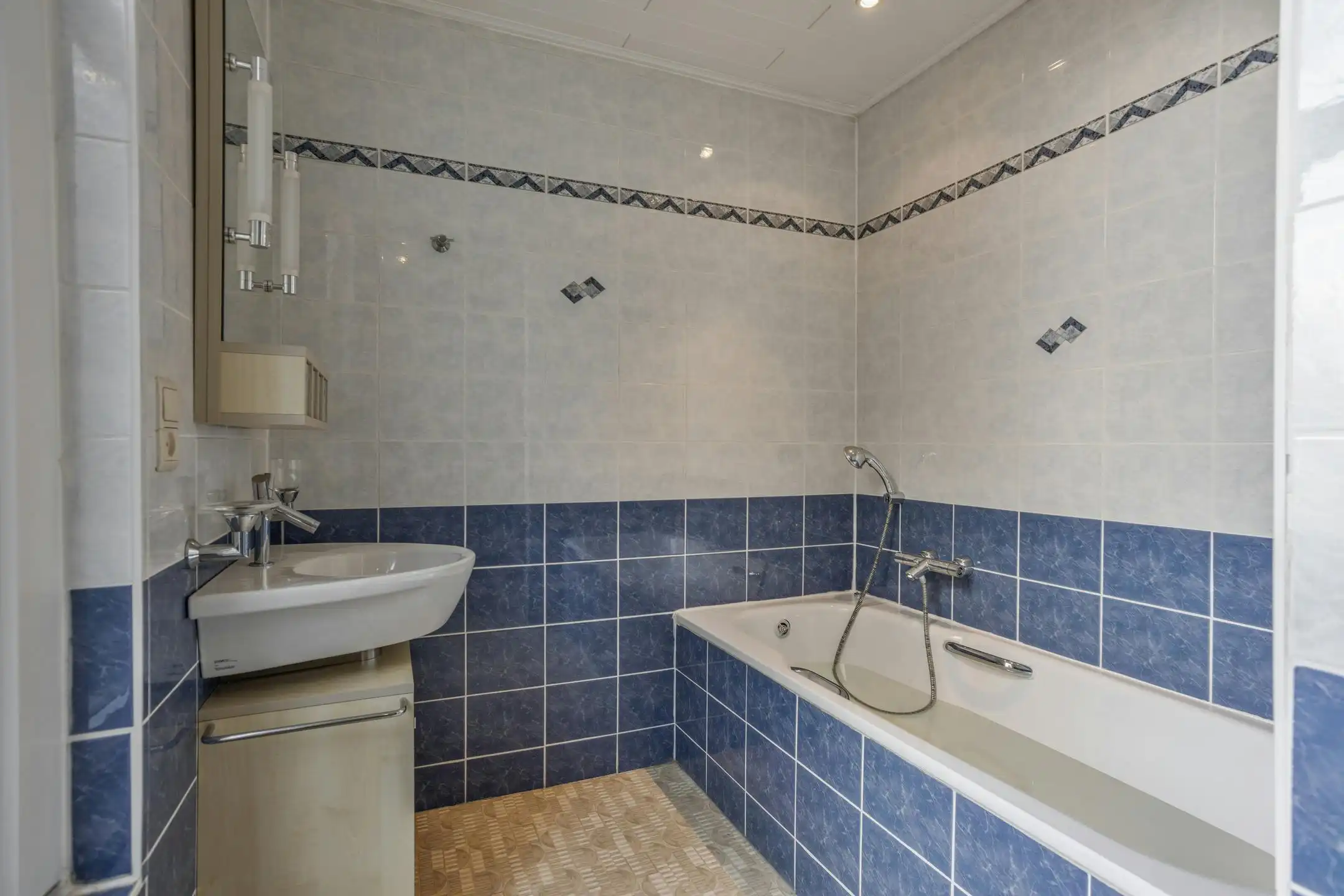 Handelspand met woning in centrum Veurne. foto 30