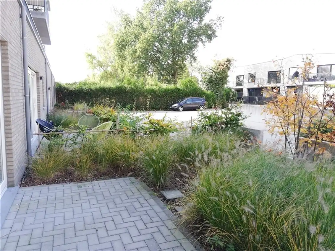 Gelijkvloers app. met 2 slpk., terras en garage, rustigere ligging foto 3