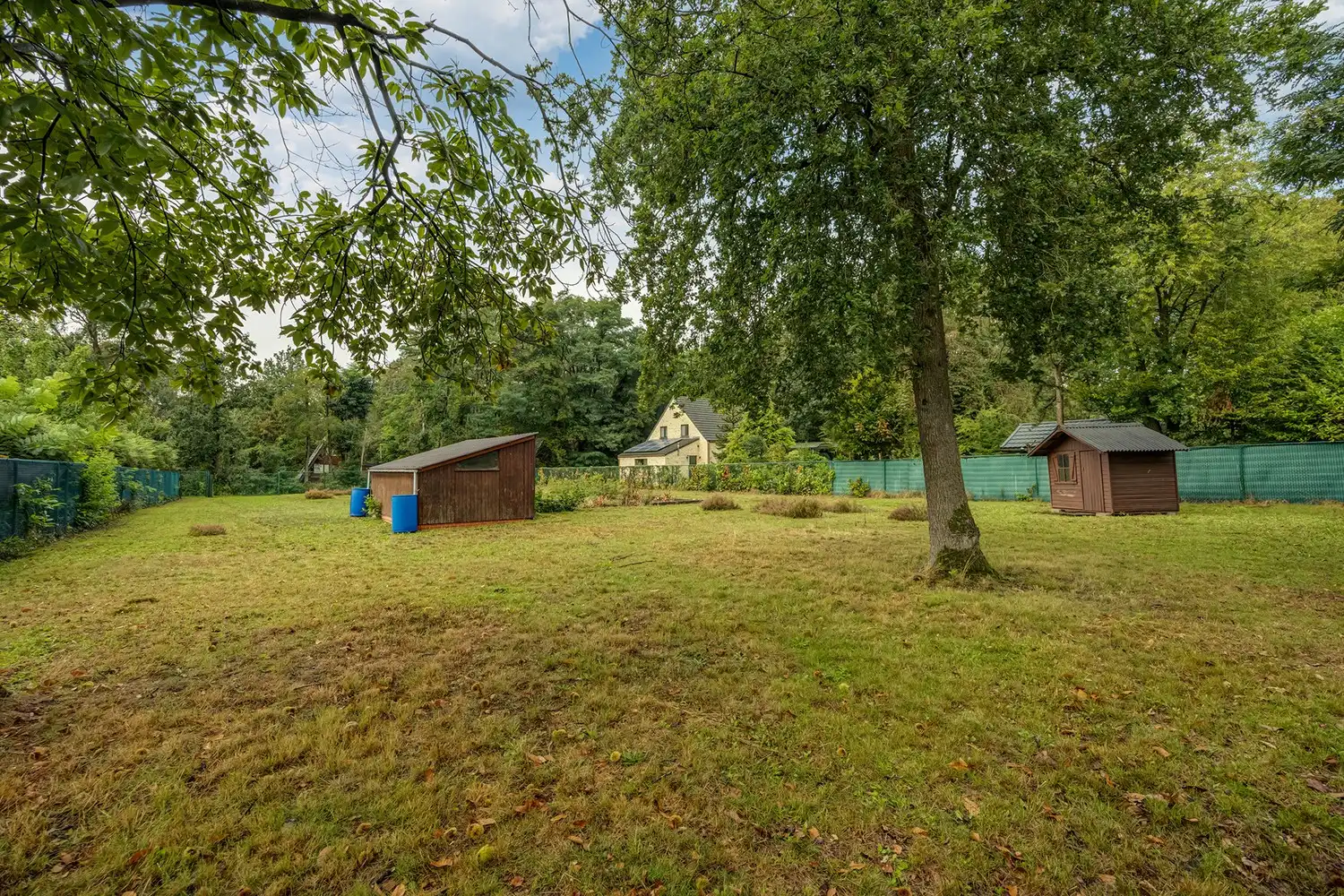 Ruim bouwperceel in het groen foto 8