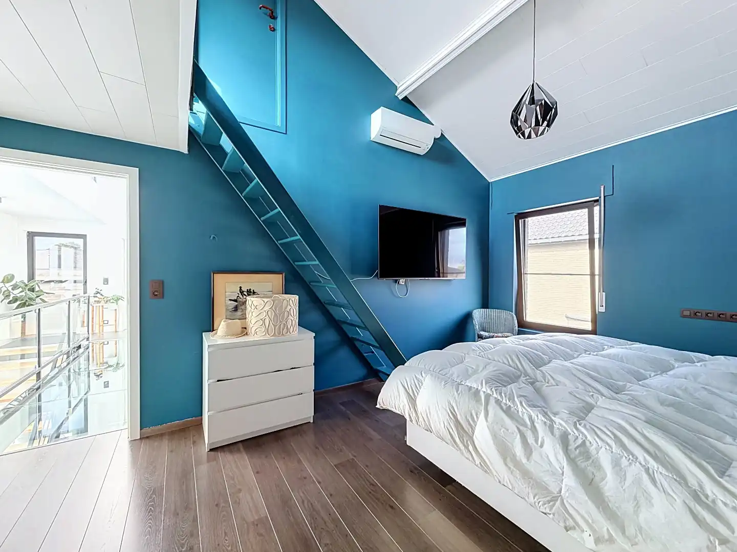 Lichtrijke woning met zwembad op rustige locatie! foto 14