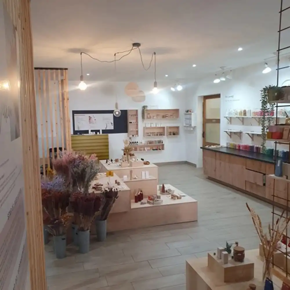 VEELZIJDIGE HANDELSRUIMTE TE DIEST! foto 5