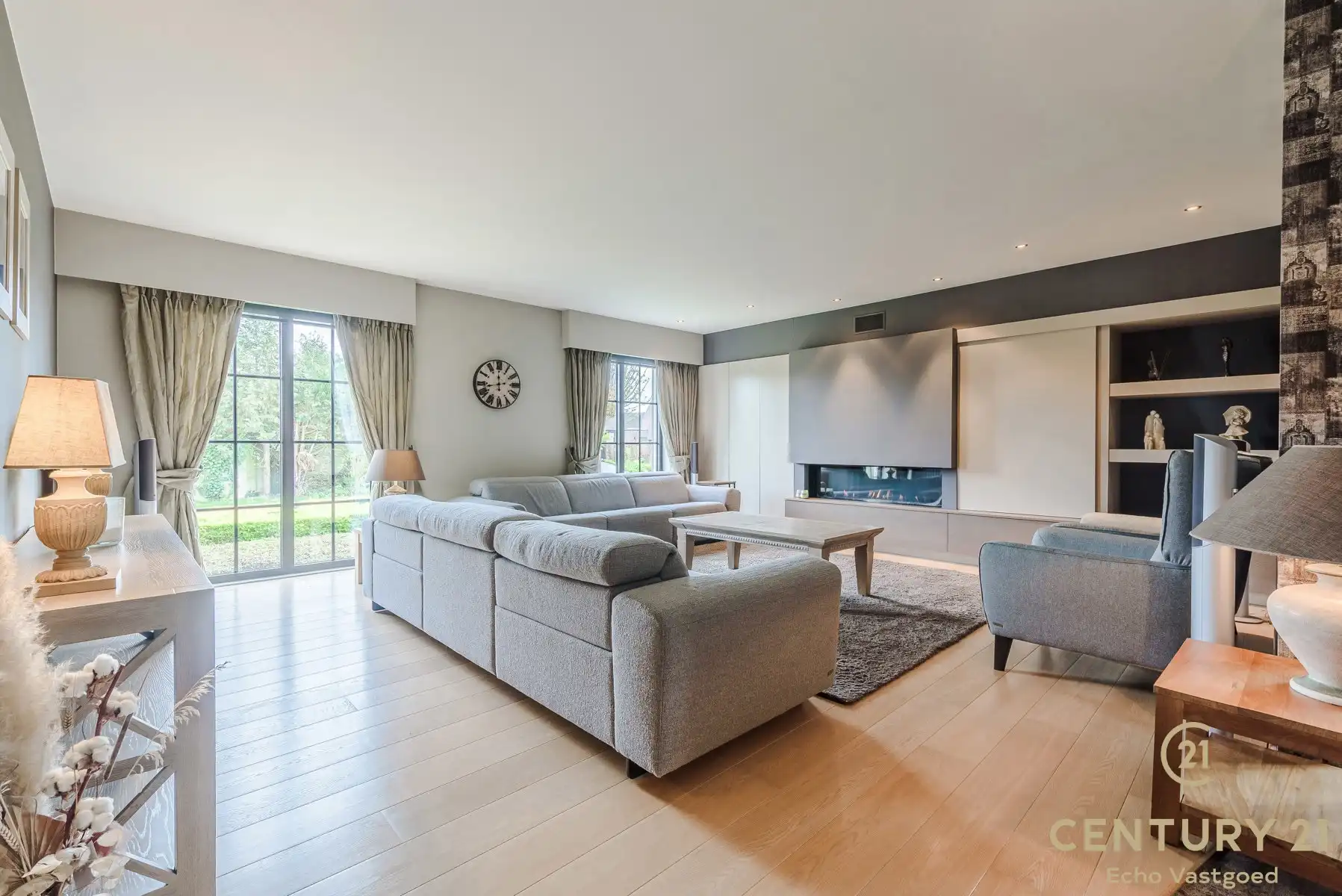 Unieke woning met magazijnen,  zwembad en conciergewoning foto 5