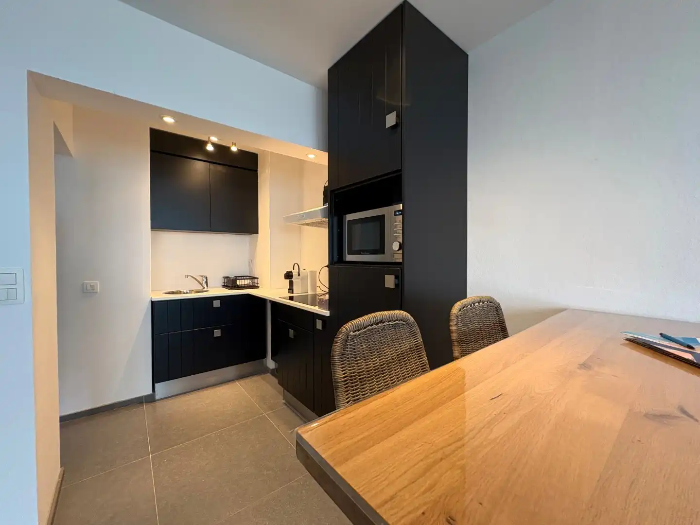 Te koop: gerenoveerde studio met frontaal zeezicht – ideaal als investering* foto 5