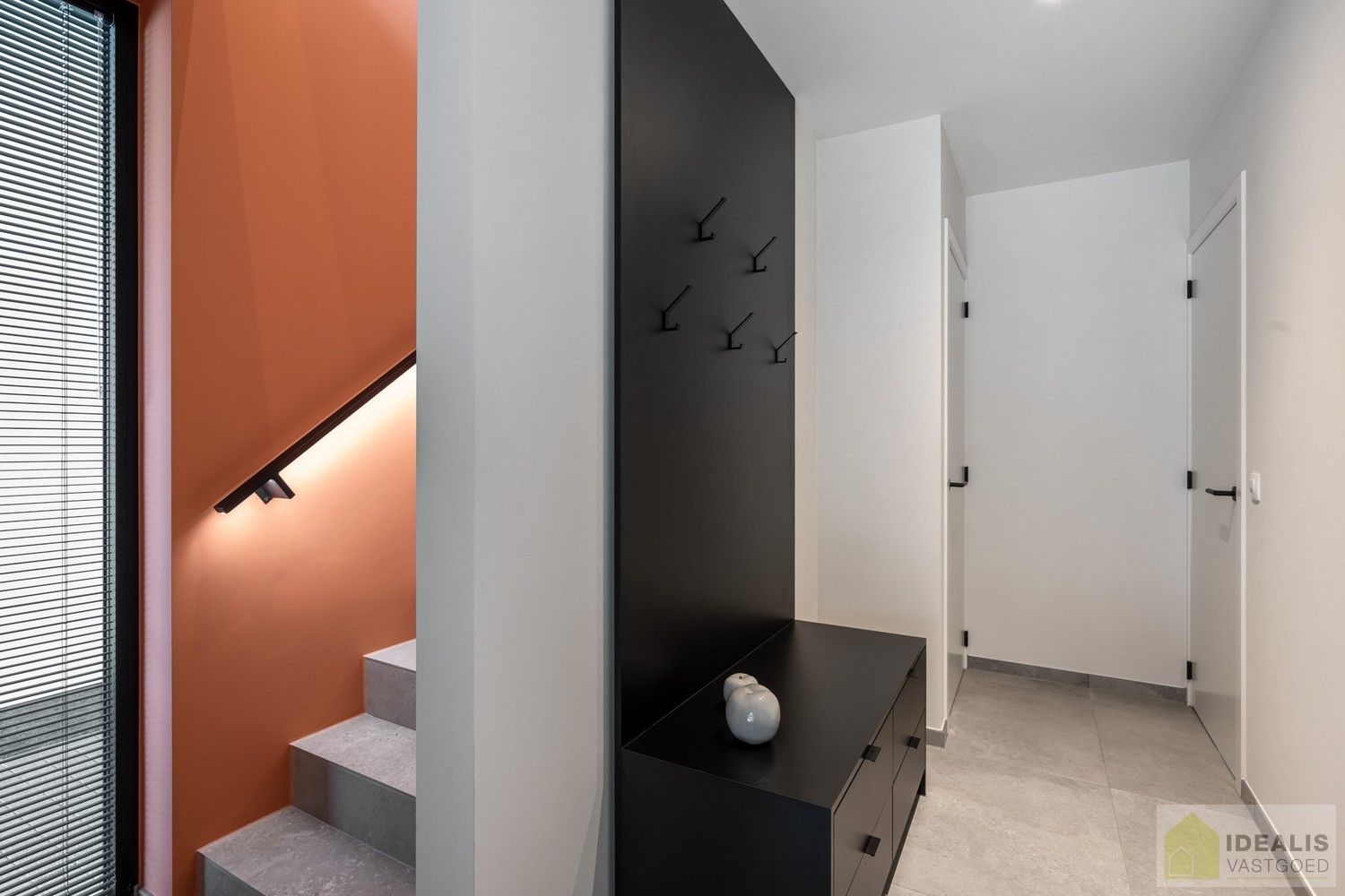 PRACHTIGE, PERFECT ONDERHOUDEN EN MODERN OPGETROKKEN WONING MET EEN HEERLIJK LICHTRIJKE WOONKAMER MET OPEN KEUKEN, 3 SLAAPKAMERS, 2 BADKAMERS VOORZIEN VAN ALLE COMFORT foto 12