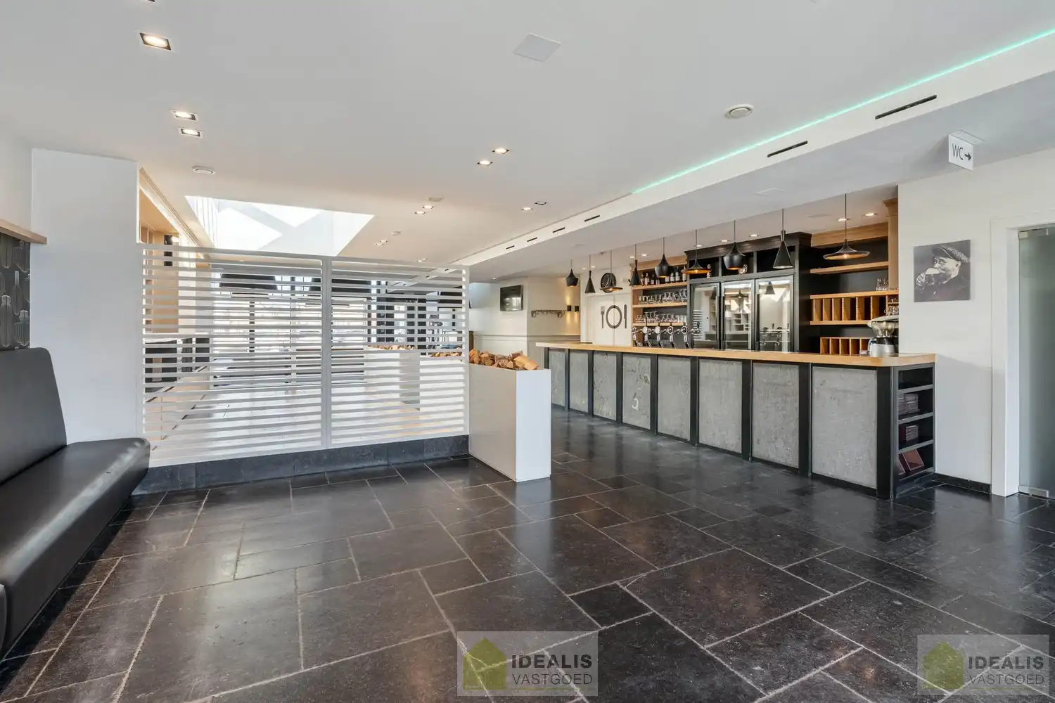 IDEALIS VASTGOED - “Het Brouwershof”, een prachtig pand met een rijke geschiedenis gelegen op het Itterplein op een unieke locatie!! Dit handelspand, een voormalige brasserie, omvat maar liefst ca.420m² bruikbare oppervlakte en is momenteel ingericht als horecazaak met een ruime brasserie met knappe bar, aansluitend volledig uitgeruste keuken, stijlvol ingerichte sigarenkamer, achterliggend een grote feestzaal,  en een ruim afgesloten terras met overdekte lounge. Daarnaast wordt ook het gerenoveerde duplex appartement, gelegen op de 1ste en 2de verdieping van maar liefst ca.155m² bewoonbare oppervlakte en voorzien van een ruime woonkamer met aansluitend keuken, badkamer voorzien van bad en douche, 3 slaapkamers en ruim dakterras aangeboden. Uiterst geschikt voor kandidaten op zoek naar een handelspand met woonst op een toplocatie midden in hartje Opitter, Bree! foto 12