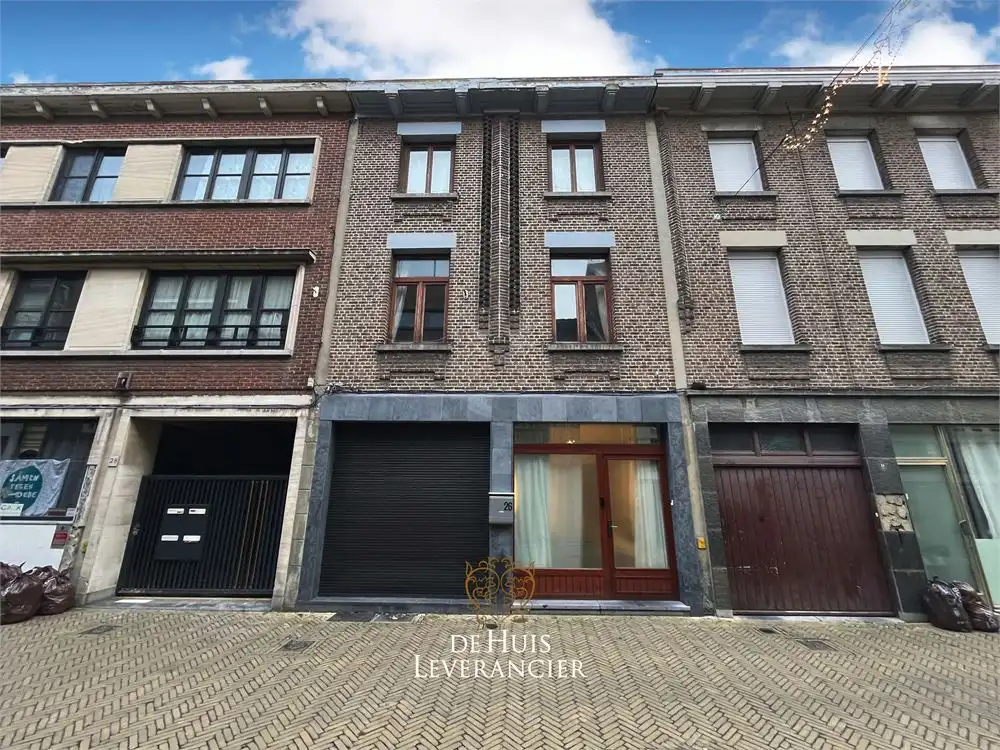 RUIME woning te koop (8 slpks, 2 badk) die ook perfect als tweewoonst kan dienen foto {{pictureIndex}}