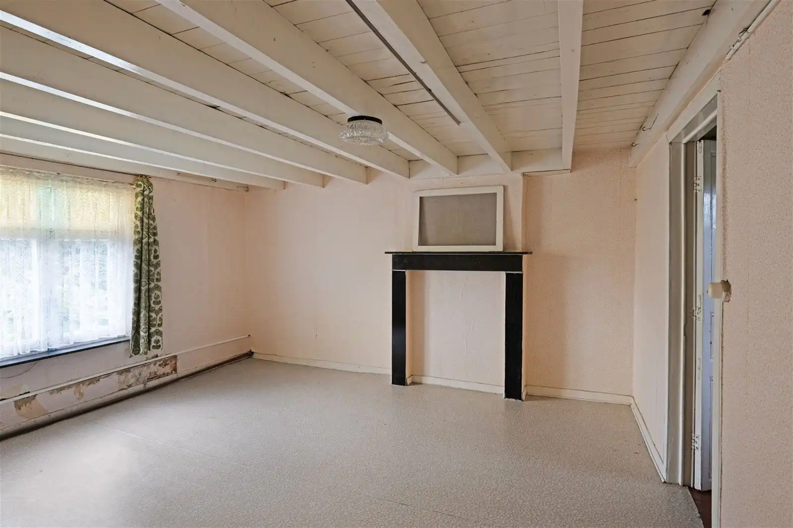 Prachtig gelegen te renoveren  Hoeve woning met stallingen en weides foto 23