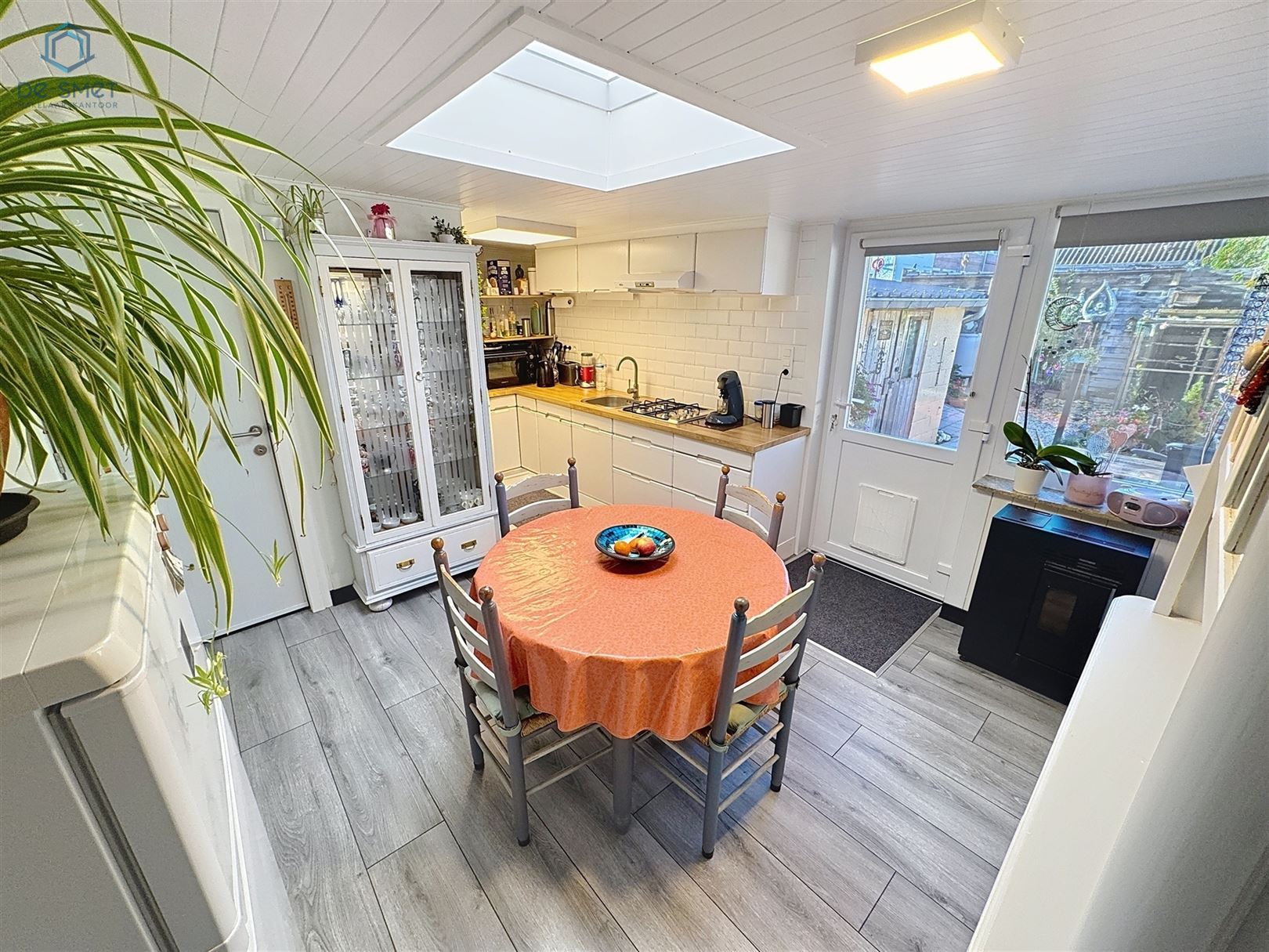 Instapklare woning met 3 slaapkamers, stadstuintje, berging en carport in rustige straat nabij centrum Brakel foto 4