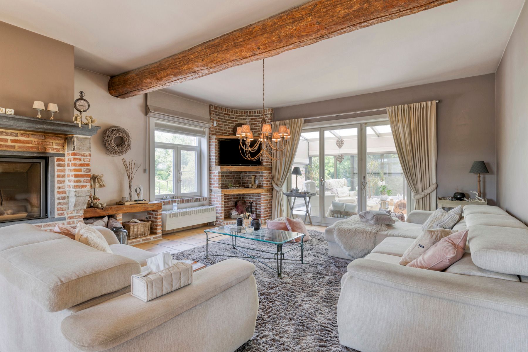 Woning met loods en vrachtwagenparking op toplocatie foto 7