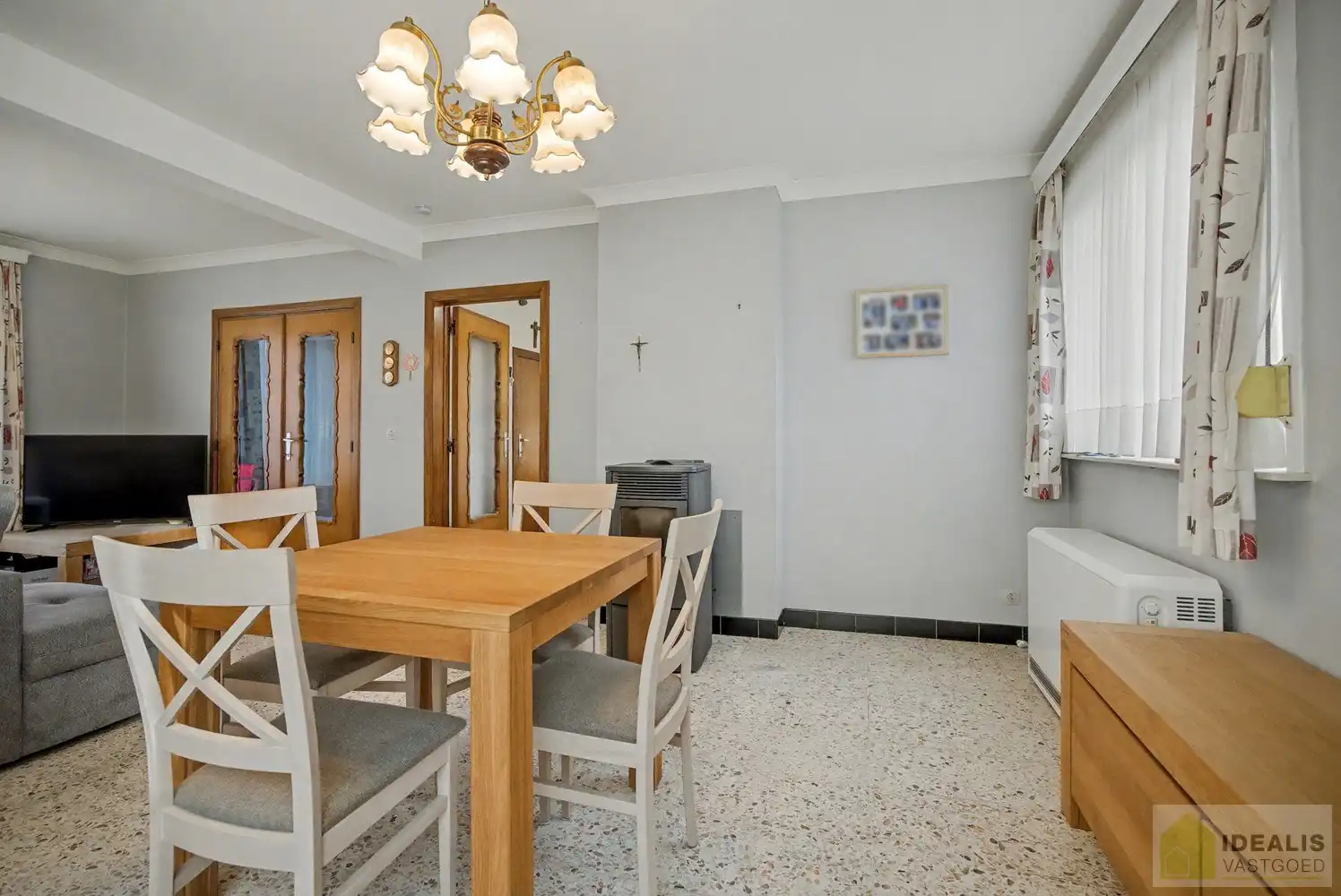 IDEALIS VASTGOED - Nabij het groen gelegen woning met een bewoonbare oppervlakte van + -125m² op een perceel van 7a59ca! Het betreft een zeer centraal gelegen woning t.o.v. grote steden als Leuven, Brussel, Antwerpen en Hasselt die vlot bereikbaar zijn door de nabijheid van de E313 en E314. Uitermate geschikt voor kandidaten op zoek naar een te renoveren woning in de groene omgeving van Linkhout!! foto 7