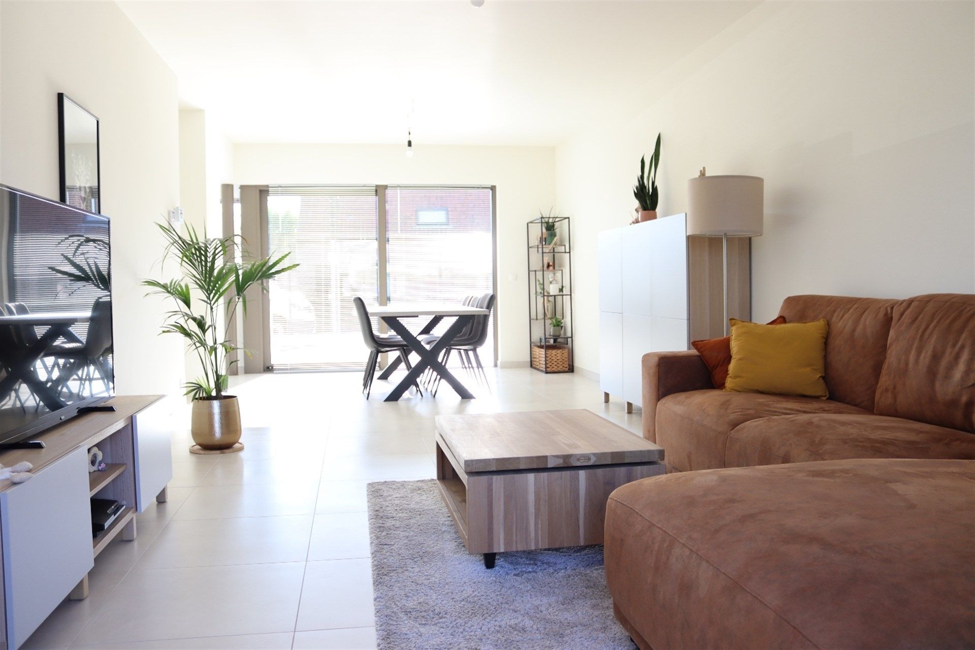 Ruim instapklaar gelijkvloers appartement met terras en caport. foto 2