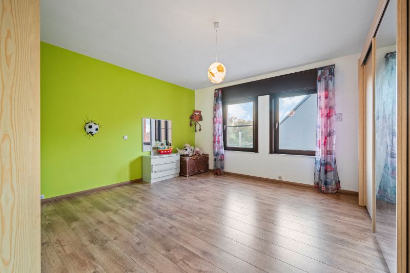 Zonnebeke. Half-open polyvalent ruim gebouw / handelshuis met apart magazijn van +/- 170m2 en  3-5 slaapkamers en apart kantoor / hobby / handelsruimte. Goede staat ! foto 9