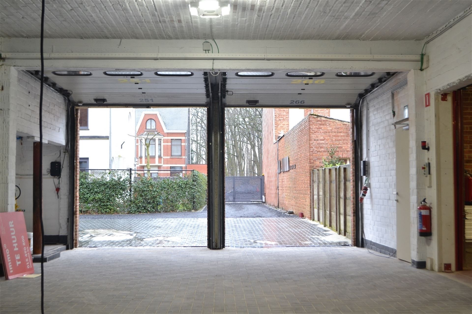 Afgesloten duplex stockage unit (+/- 128 m²). foto 3