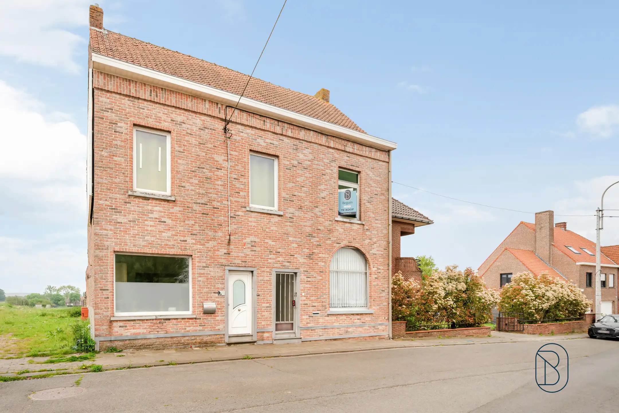 Te renoveren rijwoning met veel potentieel foto 17