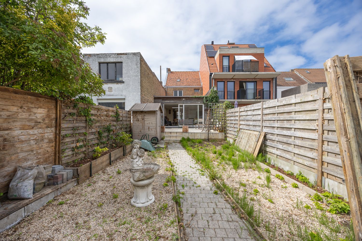 Hoofdfoto van de publicatie: Ruime te renoveren woning met zonnige tuin en tal van mogelijkheden.