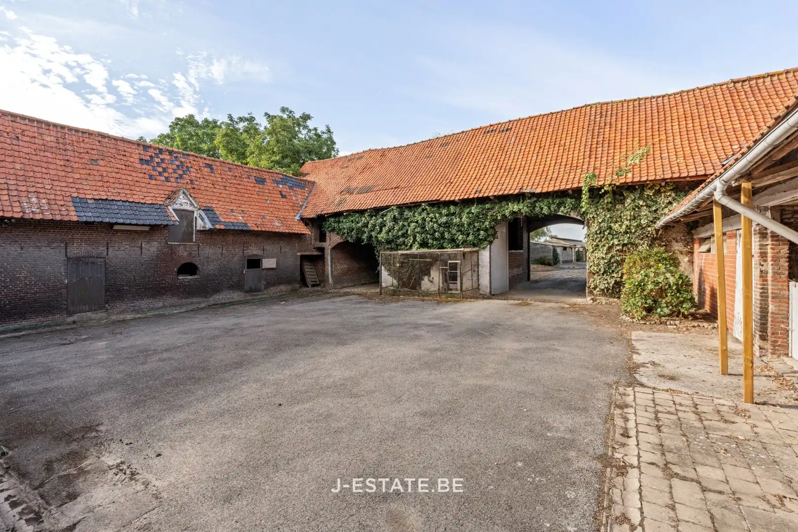 Authentieke vierkantshoeve met binnenplaats, bijgebouwen en prachtig uitzicht foto 9