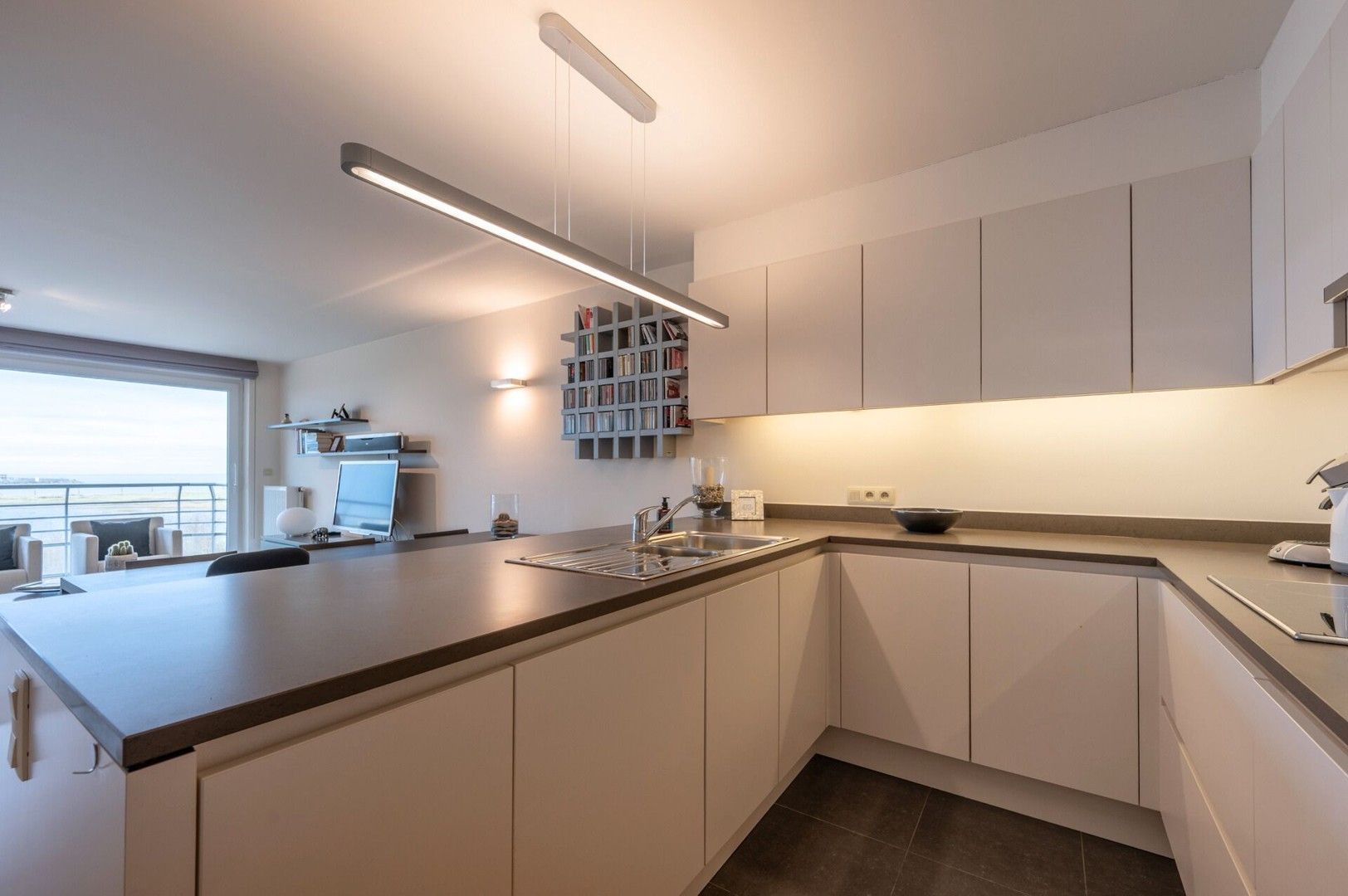 Zonnig doorloopappartement met twee slaapkamers! foto 5