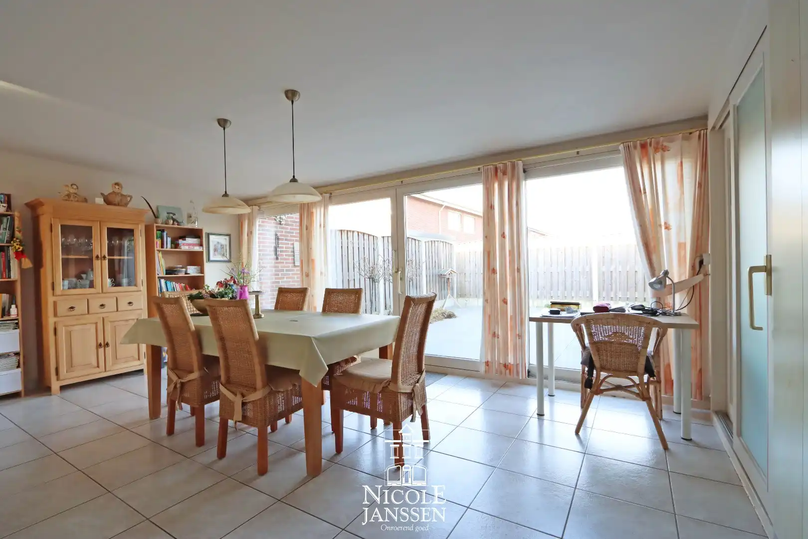 Halfopen gezinswoning met 4 slaapkamers, garage en tuintje foto 12