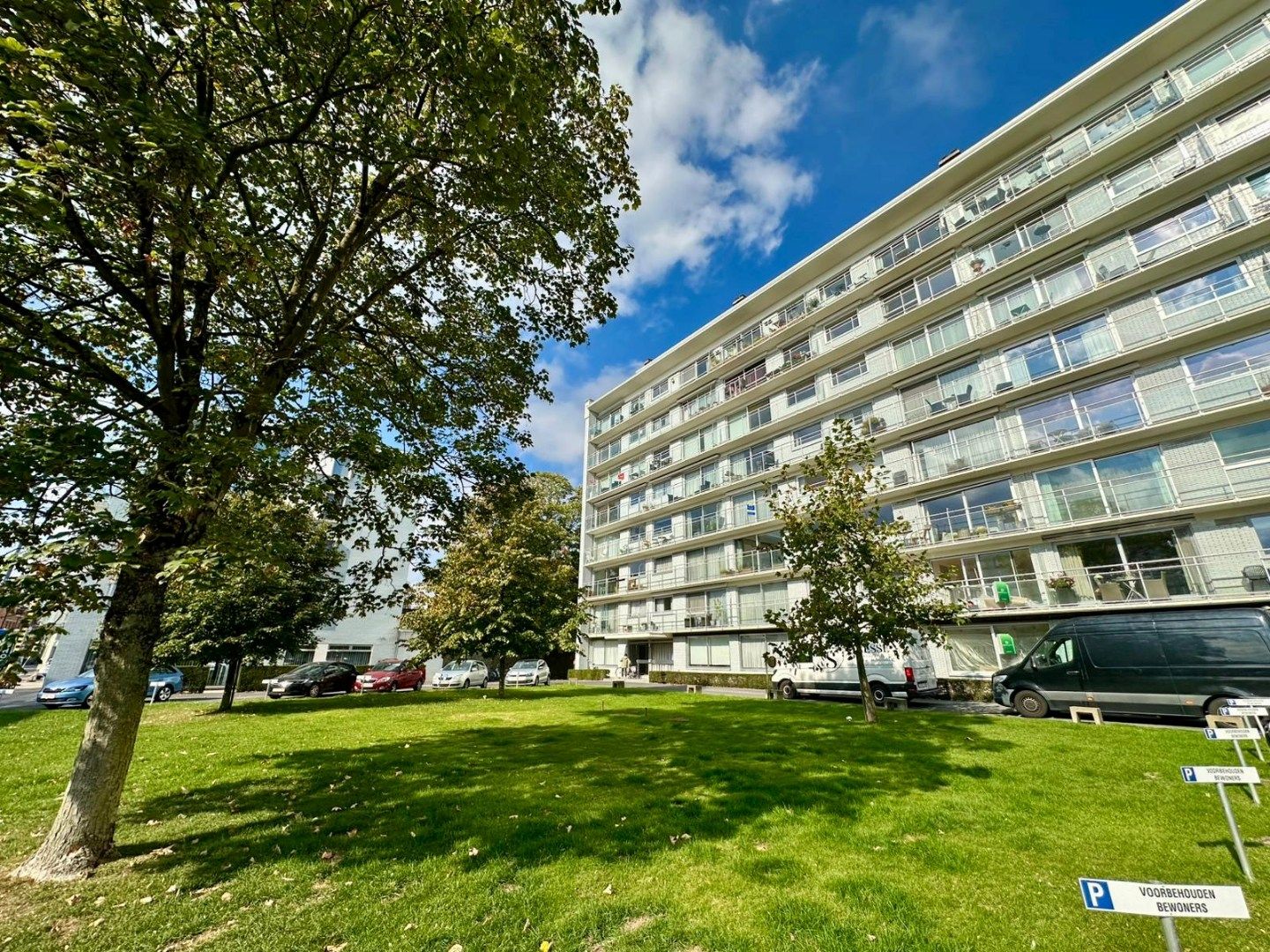Appartement op centrale ligging te Sint-Andries foto {{pictureIndex}}