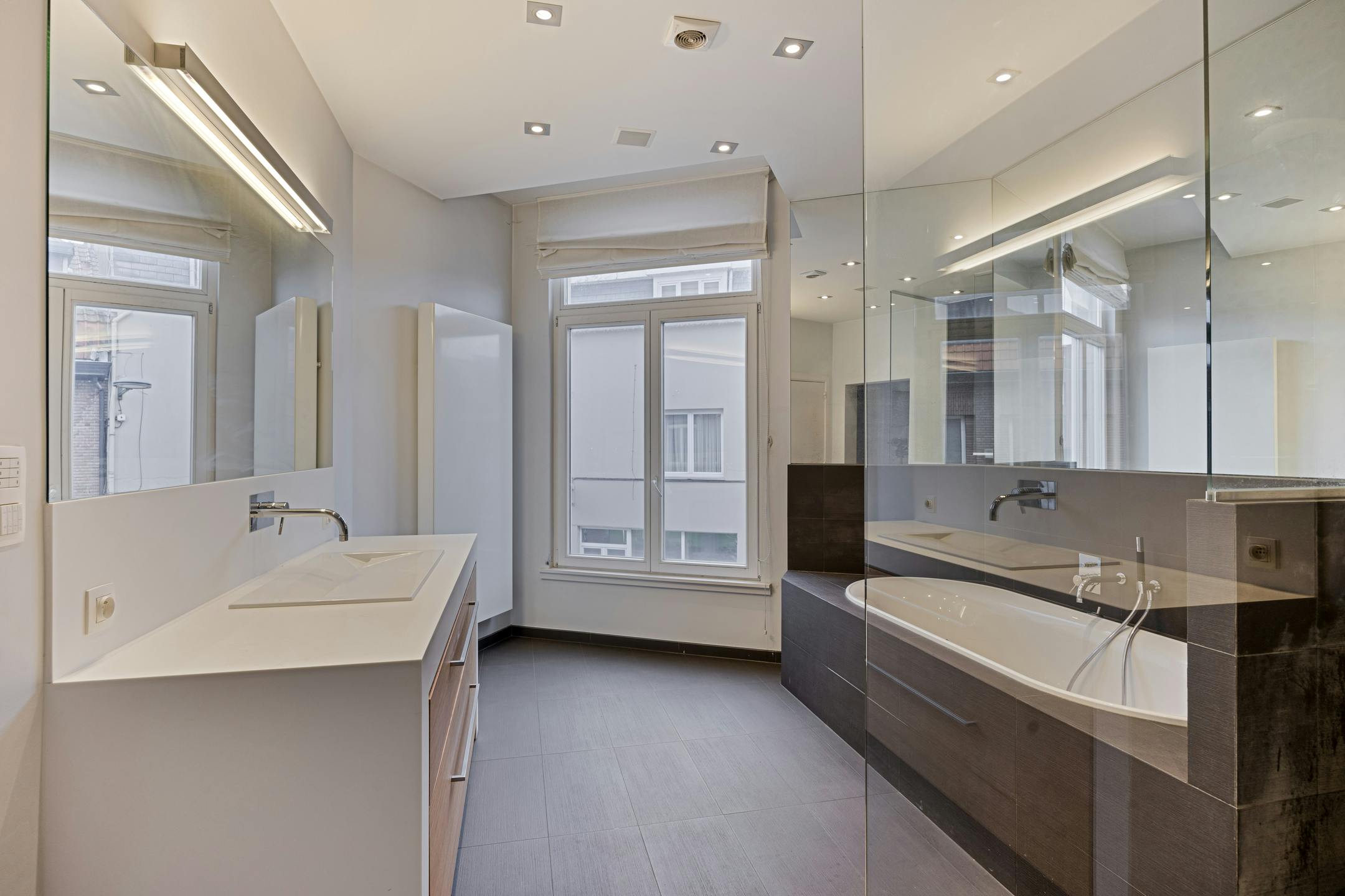 Commerciële ruimte met duplex-appartement te koop in Evere foto 18