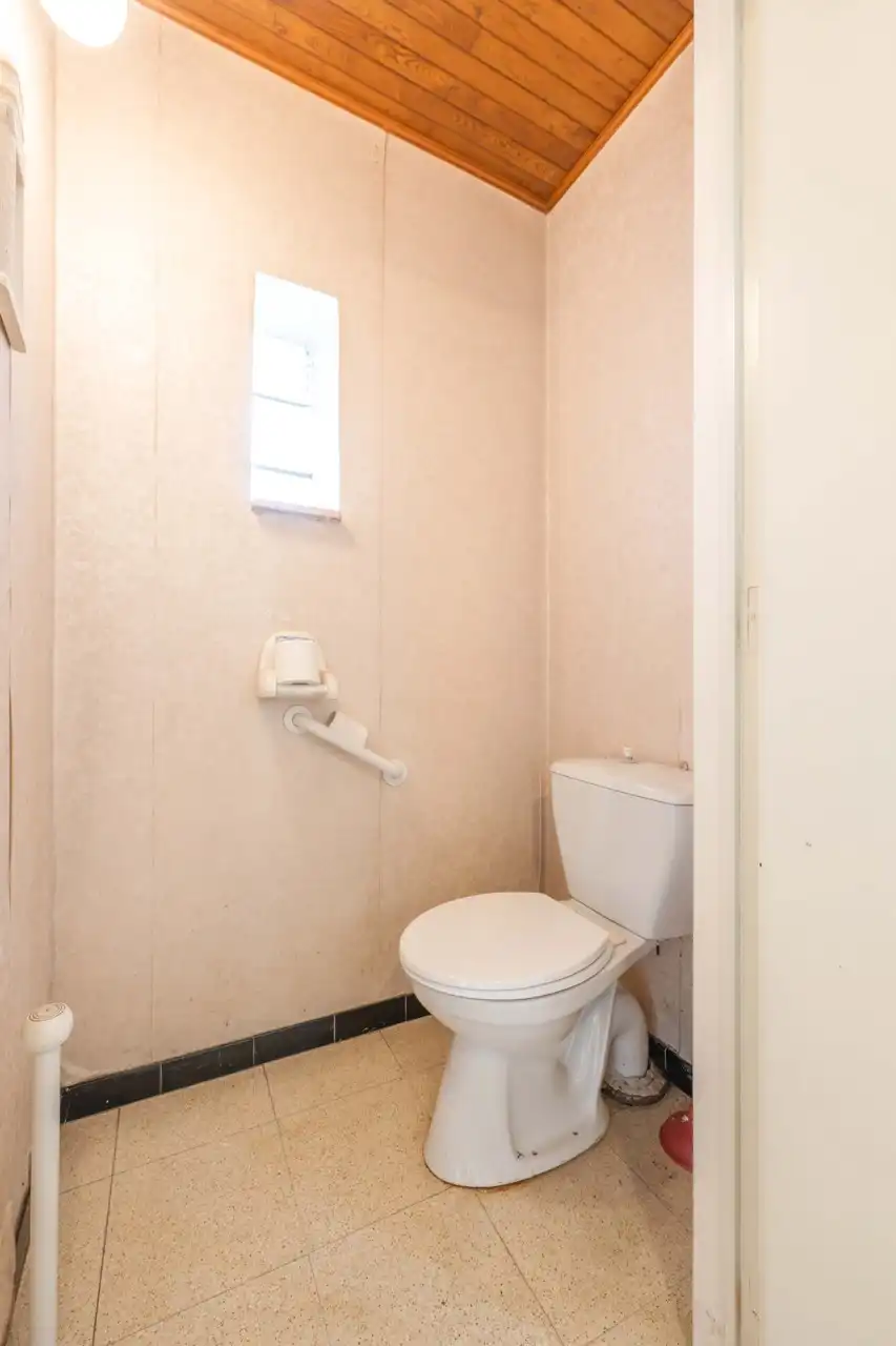 Te renoveren halfopen woning met 3 slaapkamers én zuidwestgerichte tuin met een aparte garage en aansluitende berging in een rustige tuinwijk te koop in Zulte. foto 6