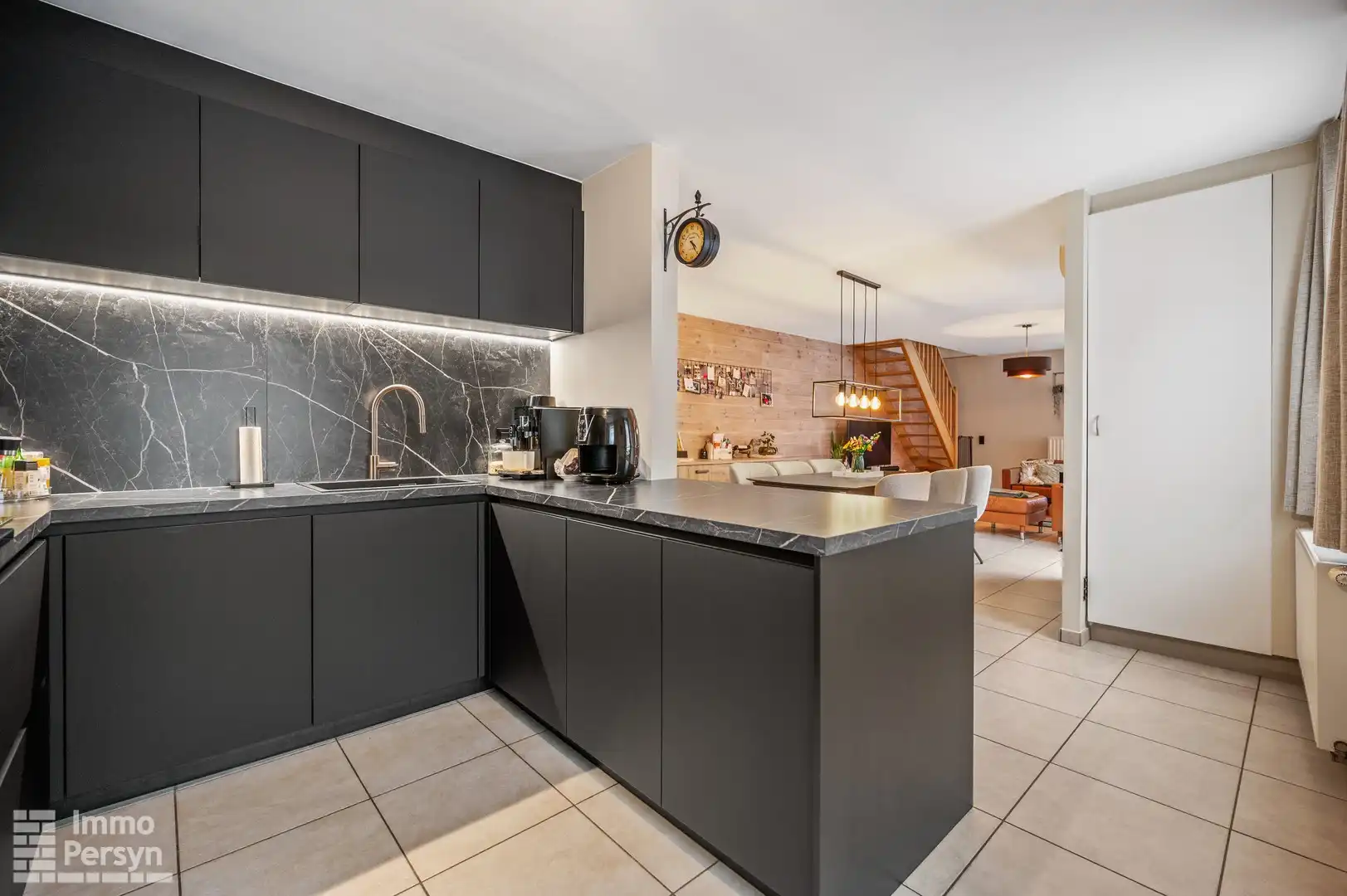 Instapklaar duplexappartement met 2 slpks en staanplaats te Diest foto 2