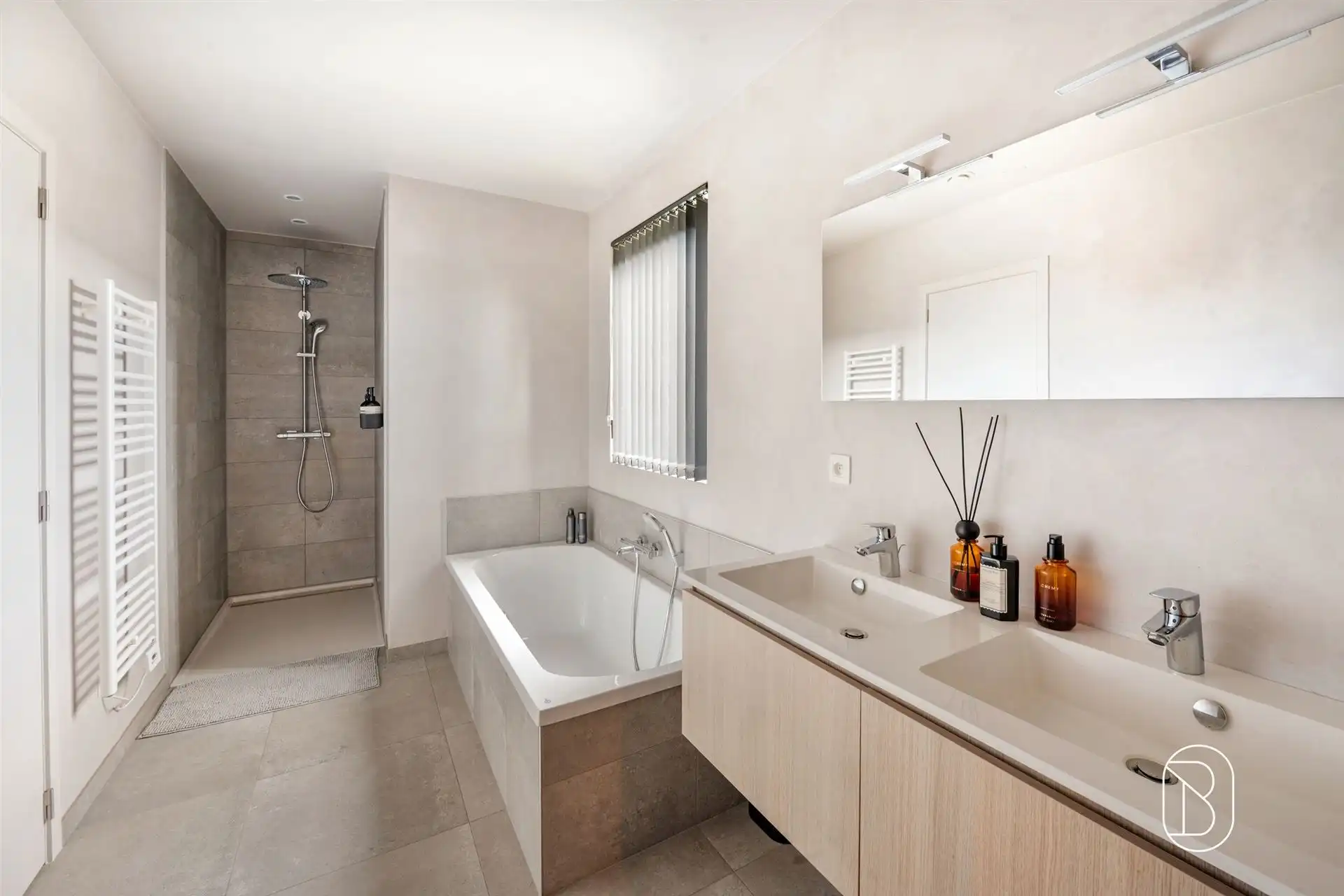 Topgelegen recente moderne woning foto 14