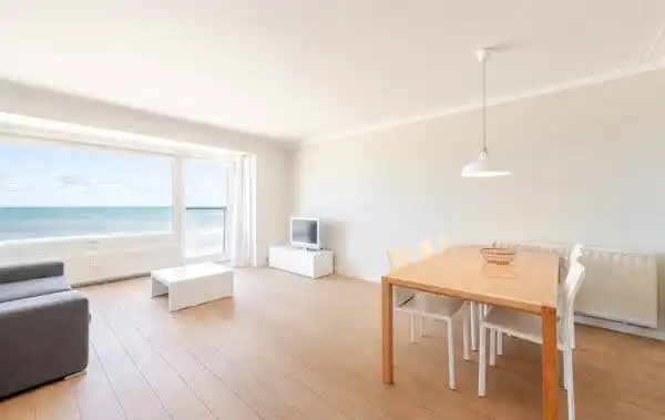 Prachtig gerenoveerd appartement met frontaal zeezicht foto {{pictureIndex}}
