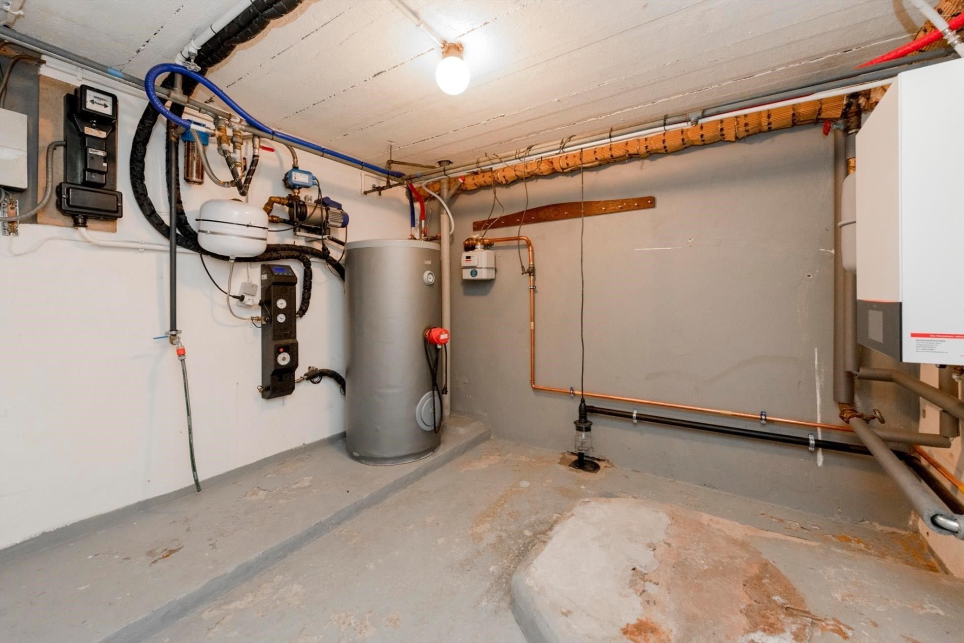 ALLEENSTAANDE WONING OP 1.037 m² MET MAAR LIEFST 375 m² BRUIKBAAR VLOEROPP!!! foto 16