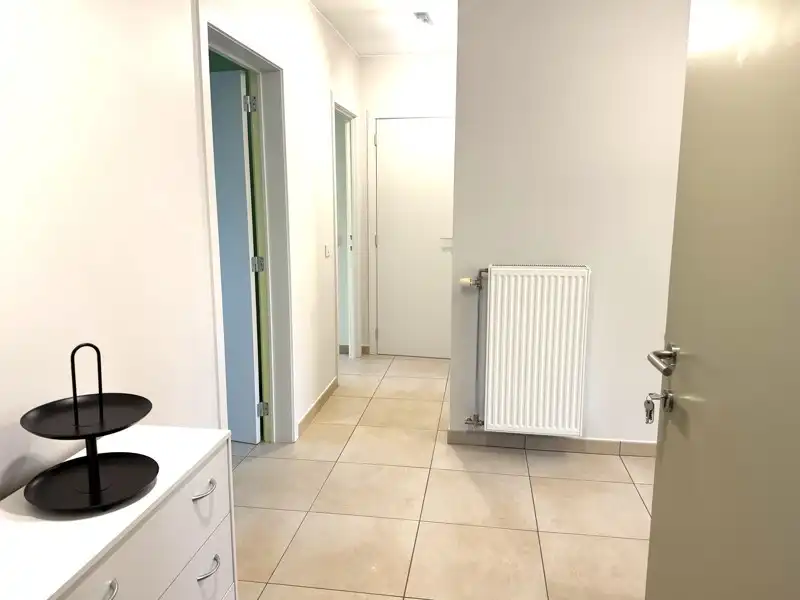 Instapklaar 2-slaapkamerappartement met balkon en overdekte autostaanplaats TE HUUR in Ooigem! foto 2