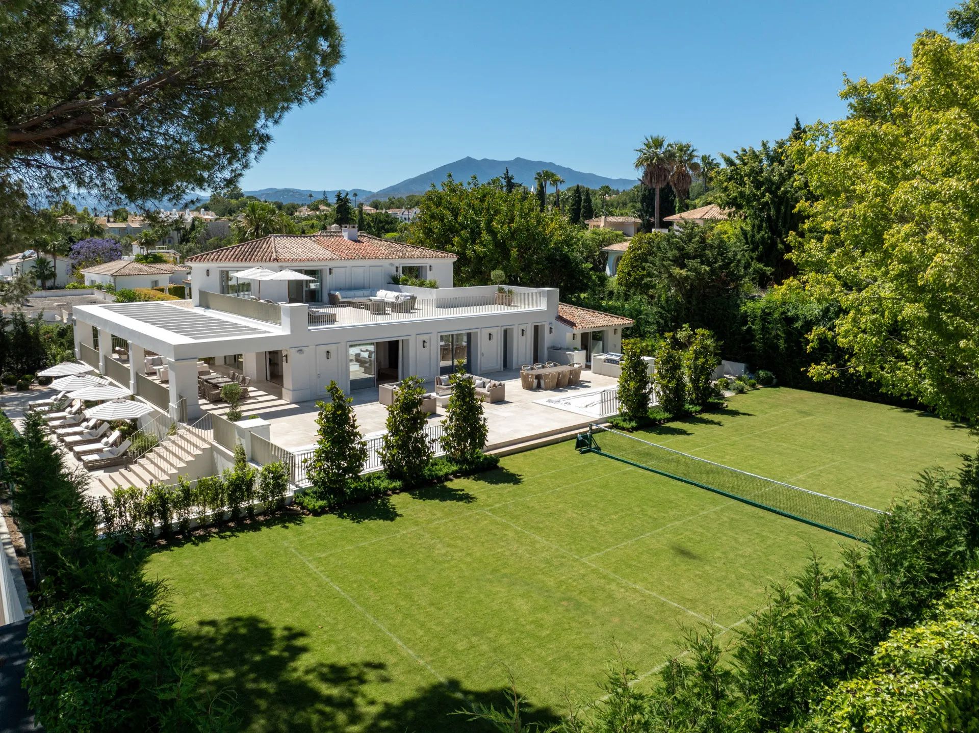 Iconische villa in Marbella’s toplocatie – instapklaar meesterwerk met tennisbaan, spa en cinema foto 26