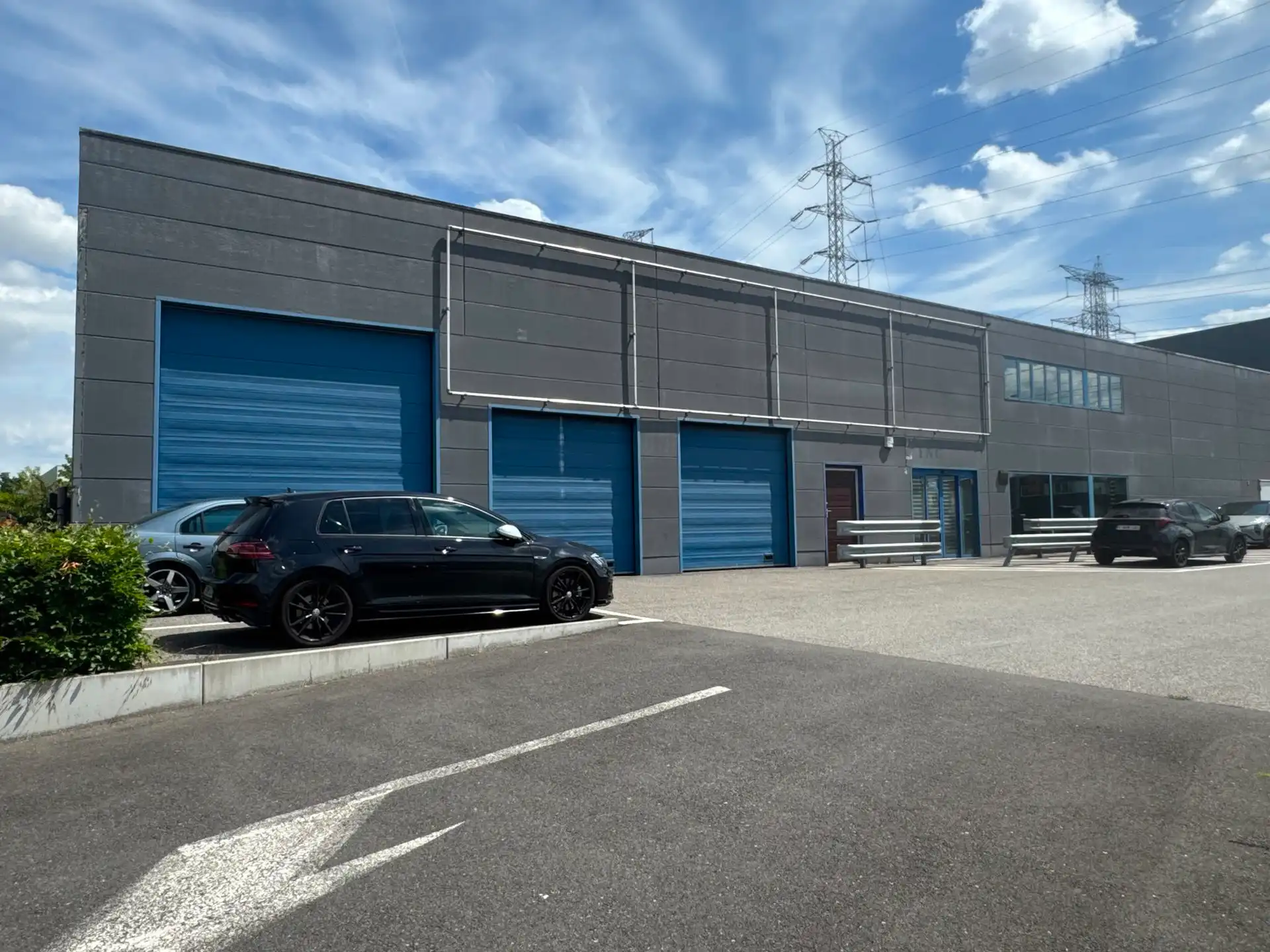 Magazijn 435m² met kantoren  te huur TTS-zone aan N16 in  Temse foto 2