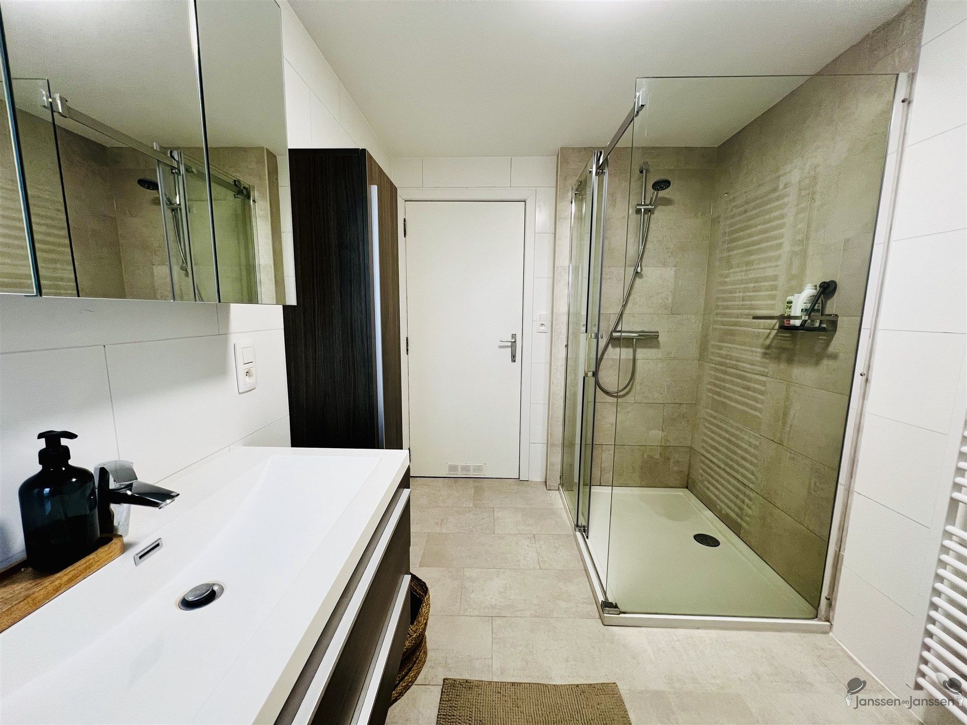 Bel-etage met inpandige garage & tuin foto 8