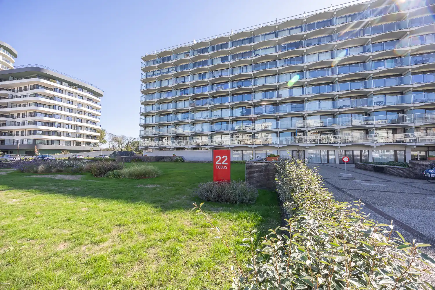 Studio met ruim terras op steenworp van strand foto 13