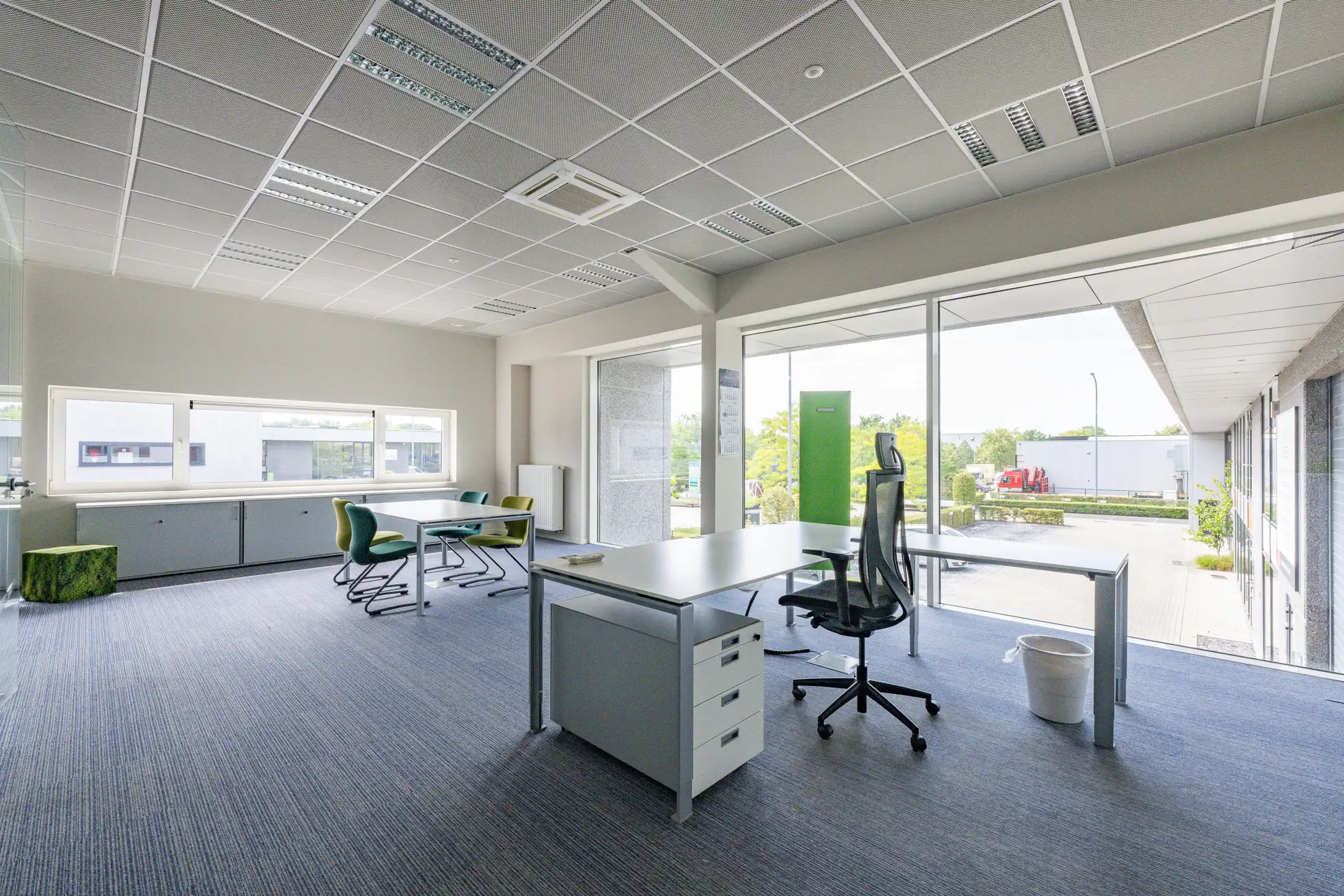 TE HUUR Magazijn + kantoor foto 16