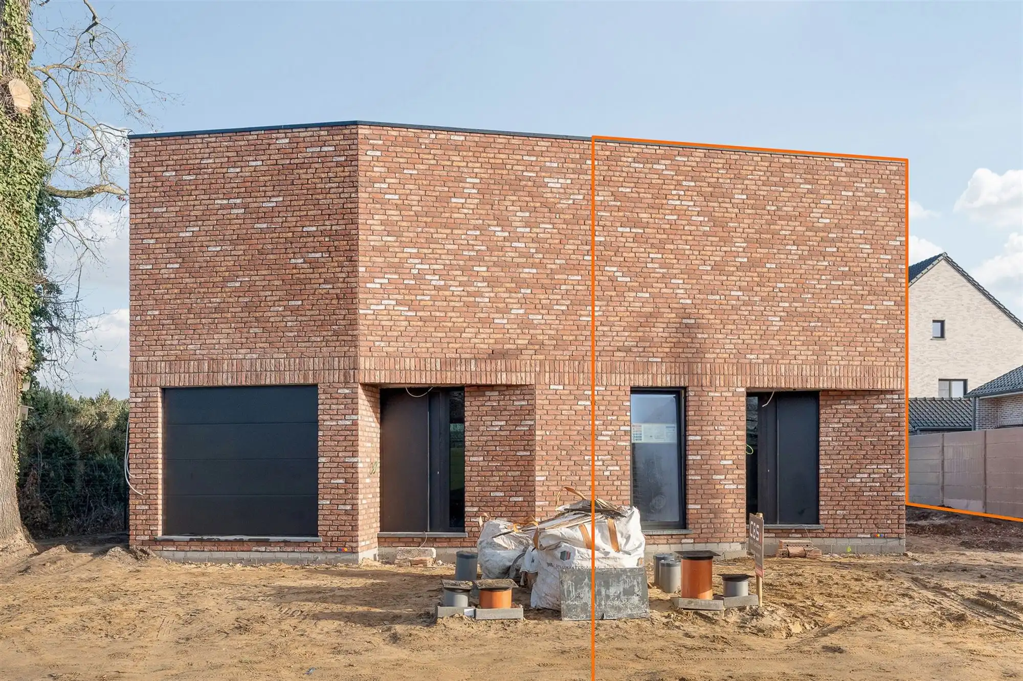 VOLLEDIG AFGEWERKTE NIEUWBOUWWONING OP CENTRALE LIGGING TE BERINGEN foto {{pictureIndex}}